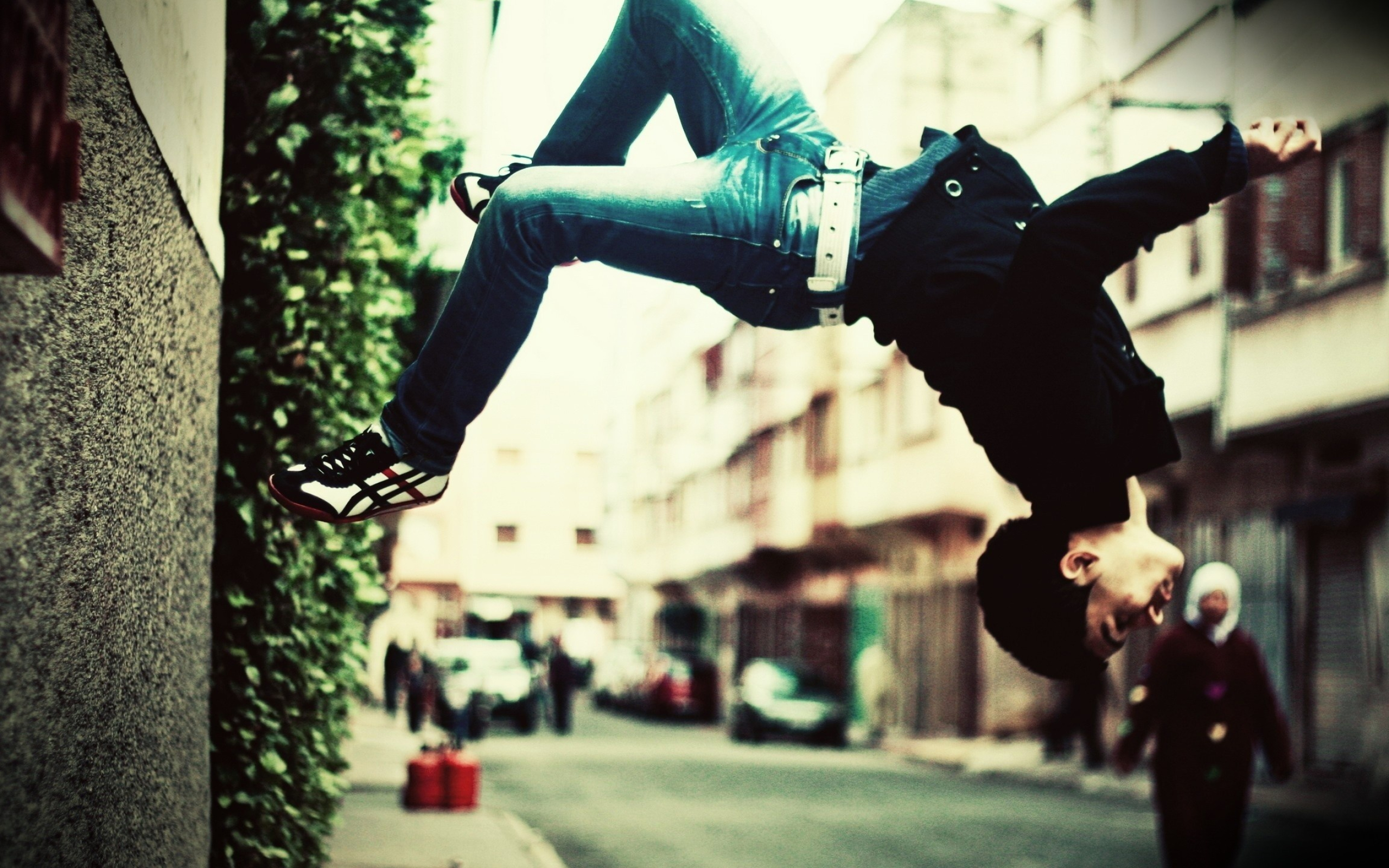 Parkour: Wall running style, Parkour roll and precision jump, Risky action. 2560x1600 HD Background.