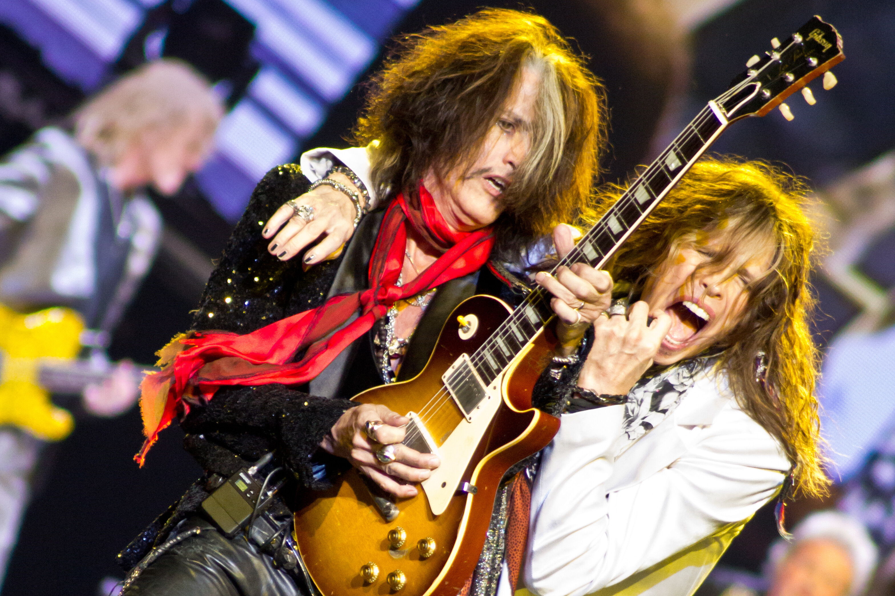 Aerosmith: Steven Tyler (lead vocals) and Joe Perry (guitar). 3140x2100 HD Background.