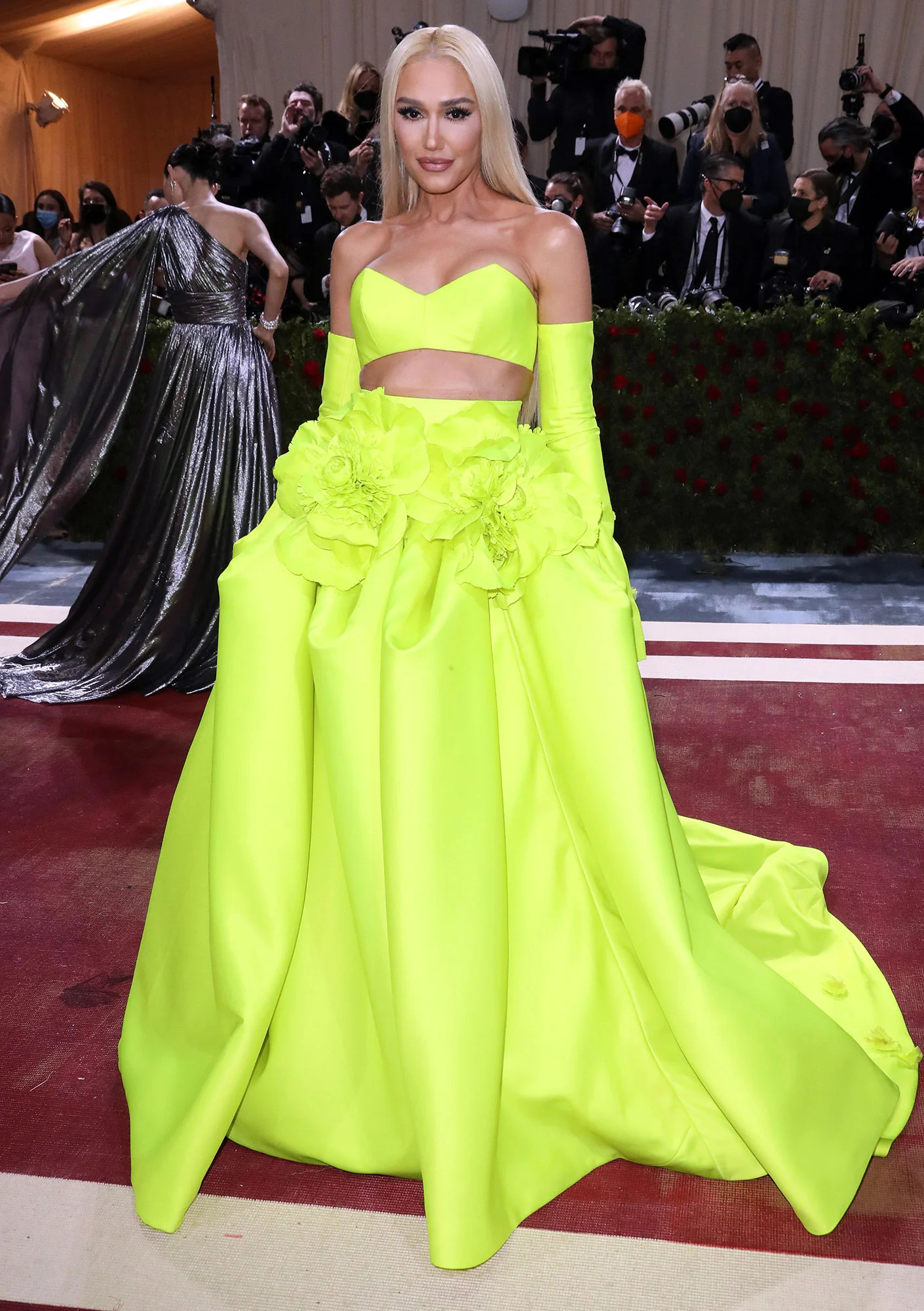 Met Gala 2022, Red carpet fashion, Star-studded event, Celebrities' outfits, 1410x2000 HD Handy