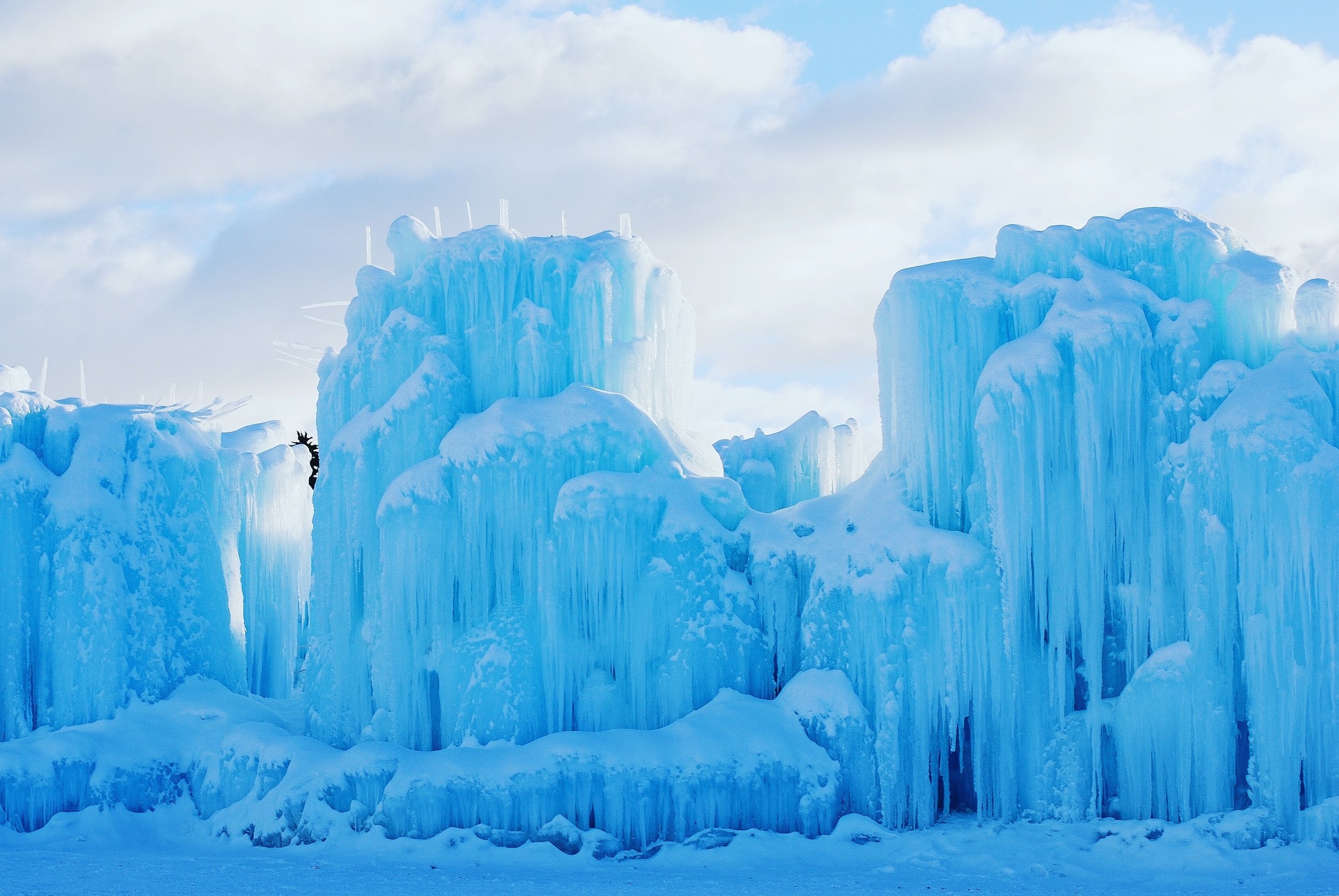 Ice Castle, Enchanting winter escapes, Artistic frozen sculptures, Nature's beauty, 2500x1680 HD Desktop