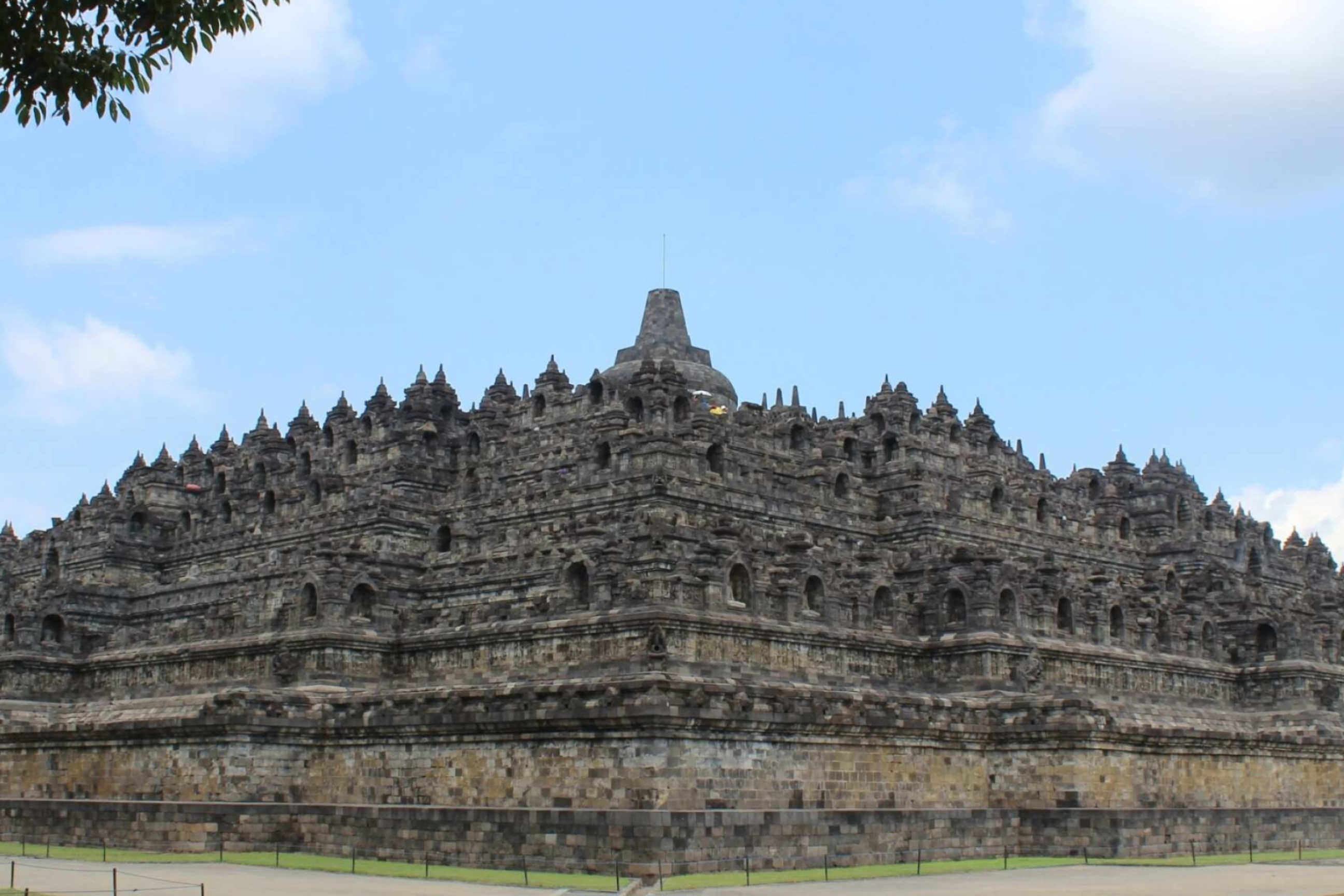 Largest Buddhist temple, Borobudur Indonesia, 2600x1730 HD Desktop