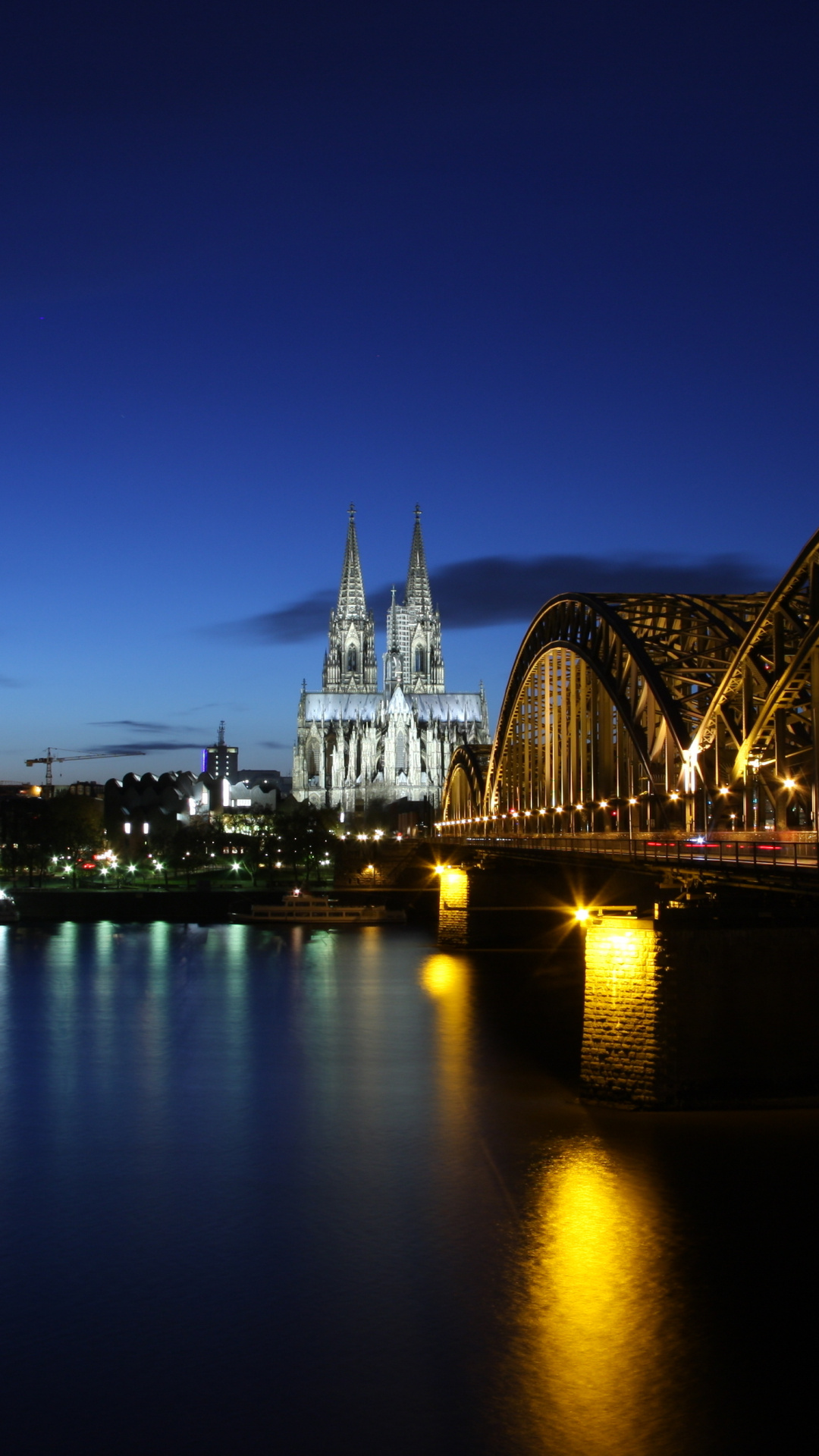 Abendliche Ansicht der Kölner Architektur, 1080x1920 Full HD Handy