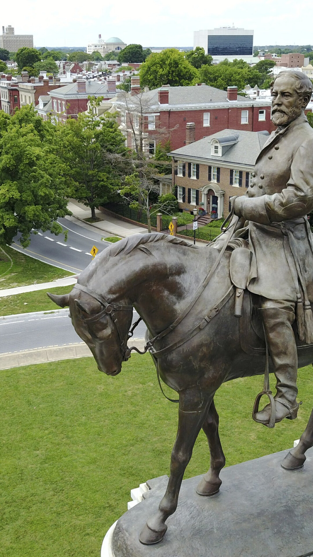 General Lee (Robert Edward): The bronze sculpture, A towering Gen. Lee statue over 60 feet tall, Virginia, Richmond. 1080x1920 Full HD Wallpaper.