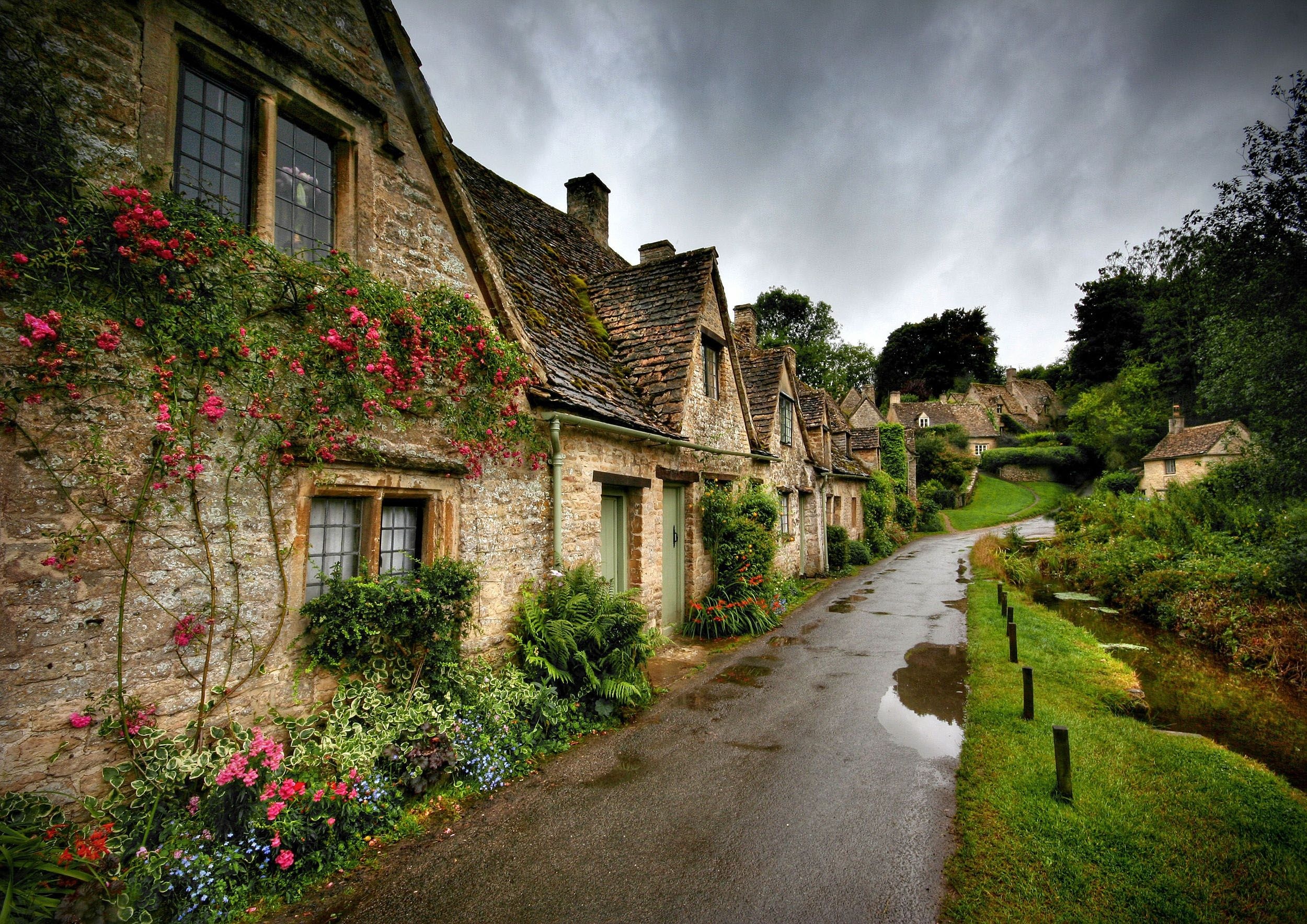 Town: Cotswolds, A region in central-southwest England, Houses made of rocks. 2500x1770 HD Wallpaper.