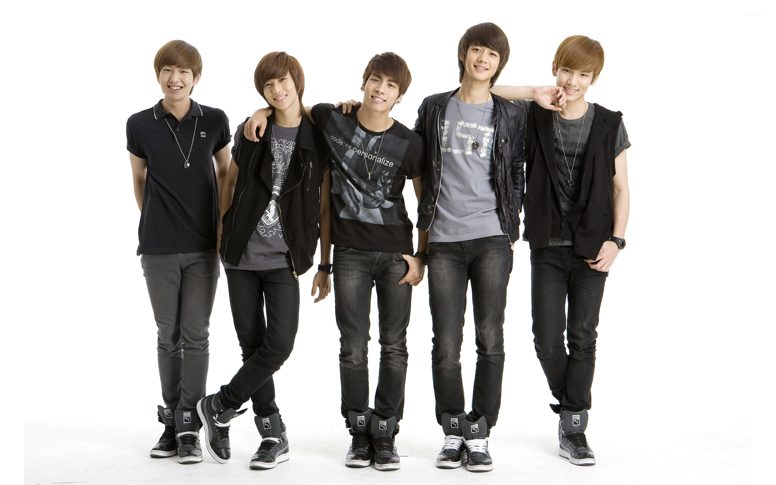 SHINee: The group released their first Korean studio album, The Shinee World, in August 2008. 2560x1600 HD Background.