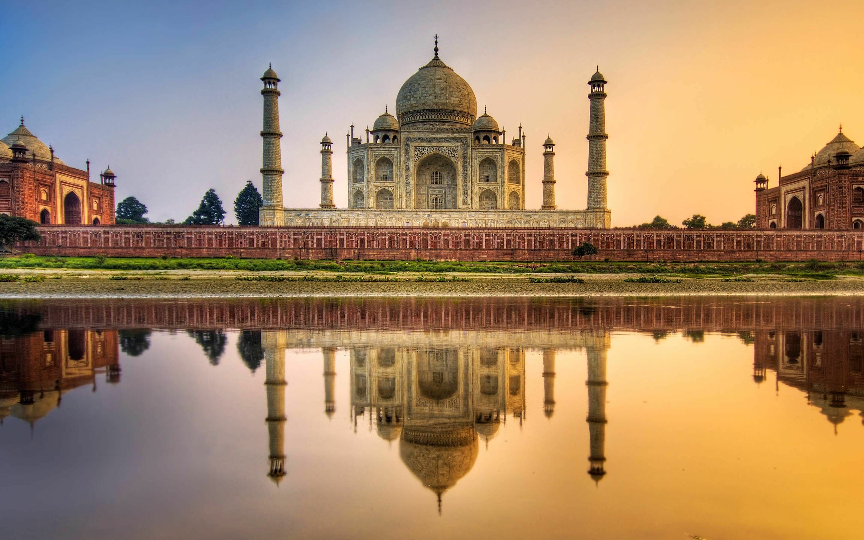 India: Built by Mughal Emperor Shah Jahan in memory of his wife Mumtaz Mahal. 2880x1800 HD Background.