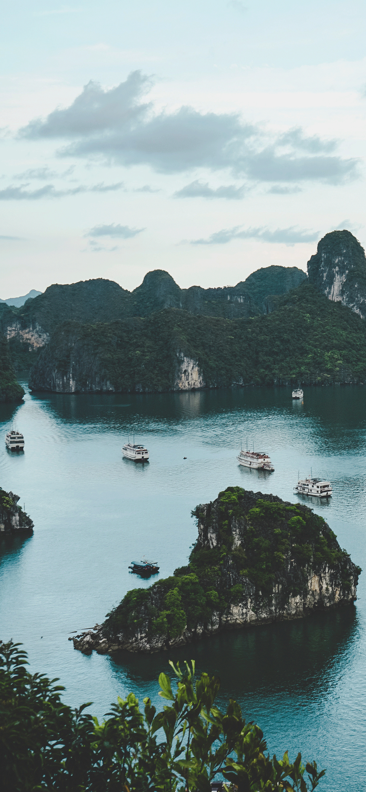 Fesselndes Hintergrundbild der Halong-Bucht für das iPhone, 1250x2690 HD Handy