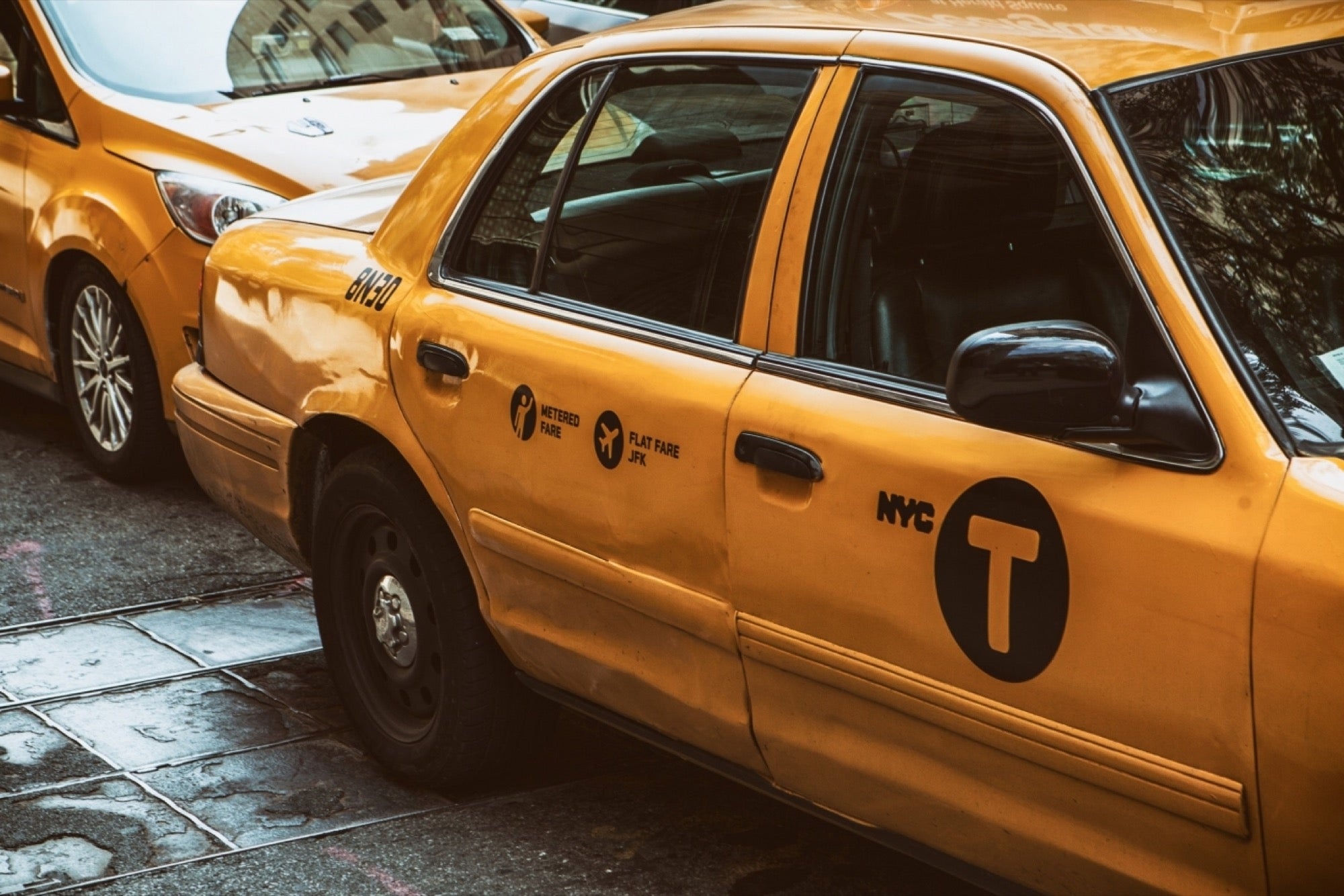 Taxi: Medallion taxis, Have the right to pick up street-hailing passengers. 2000x1340 HD Background.