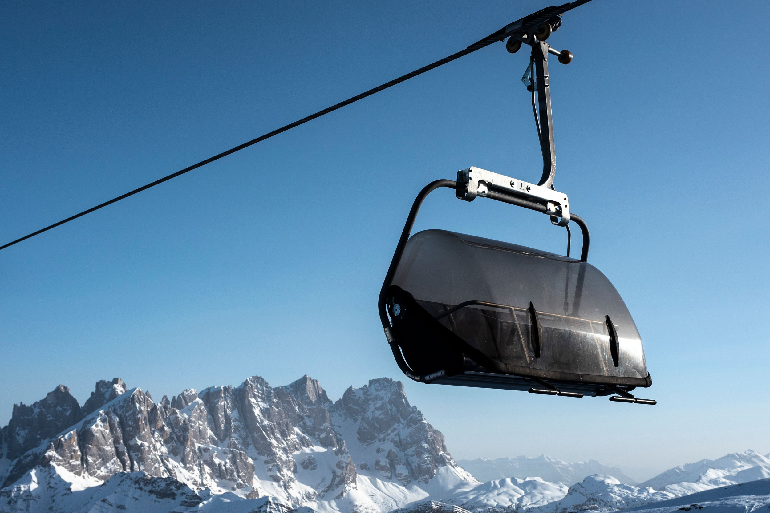 Terrifying video, Dangling tourist, Falling from ski lift, Safety precautions, 2500x1670 HD Desktop