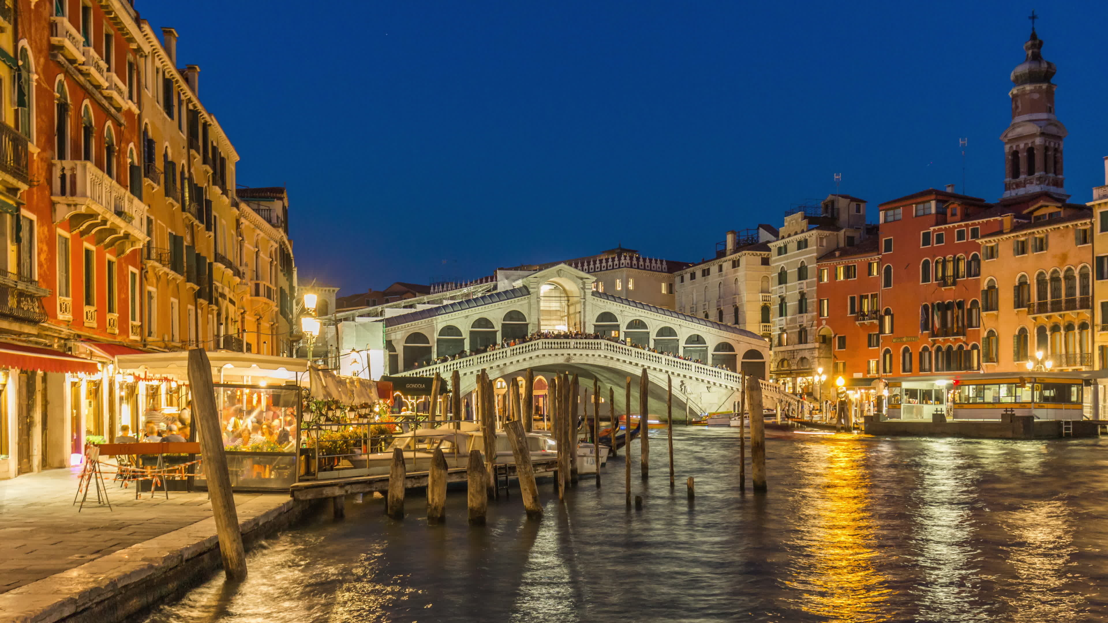 Italy night illumination, Famous Rialto Bridge, Grand Canal, Restaurant panorama, 3840x2160 4K Desktop