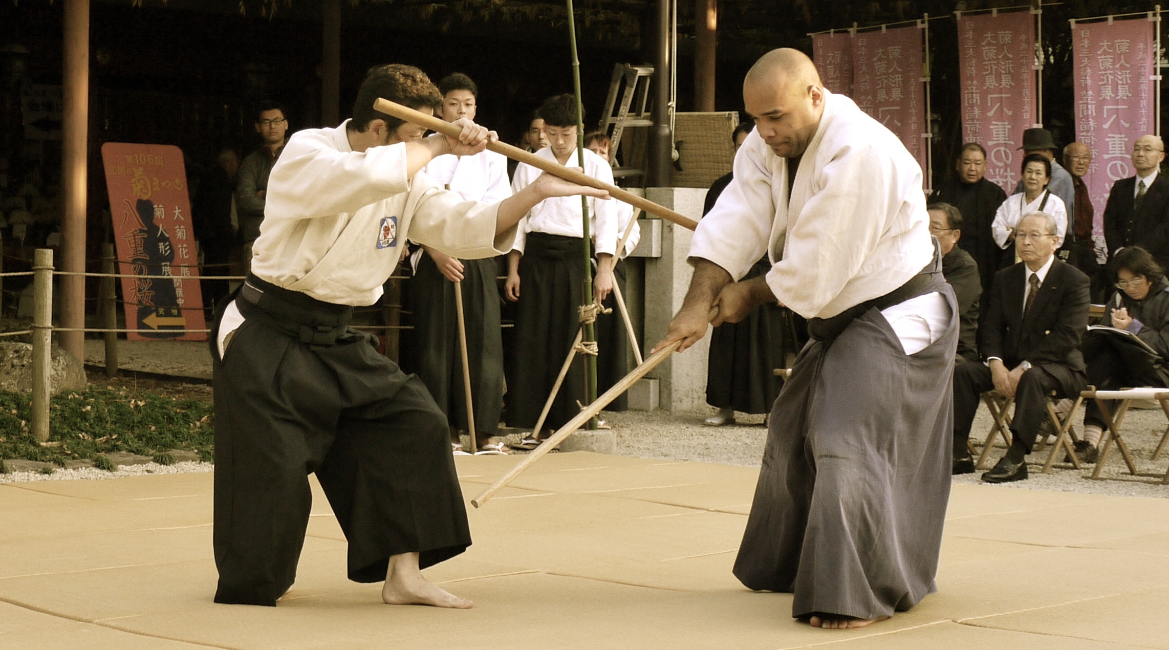 Aikido: Kenjutsu school sparing with the use of wooden katana (bokuto) as a weapon. 2290x1270 HD Background.
