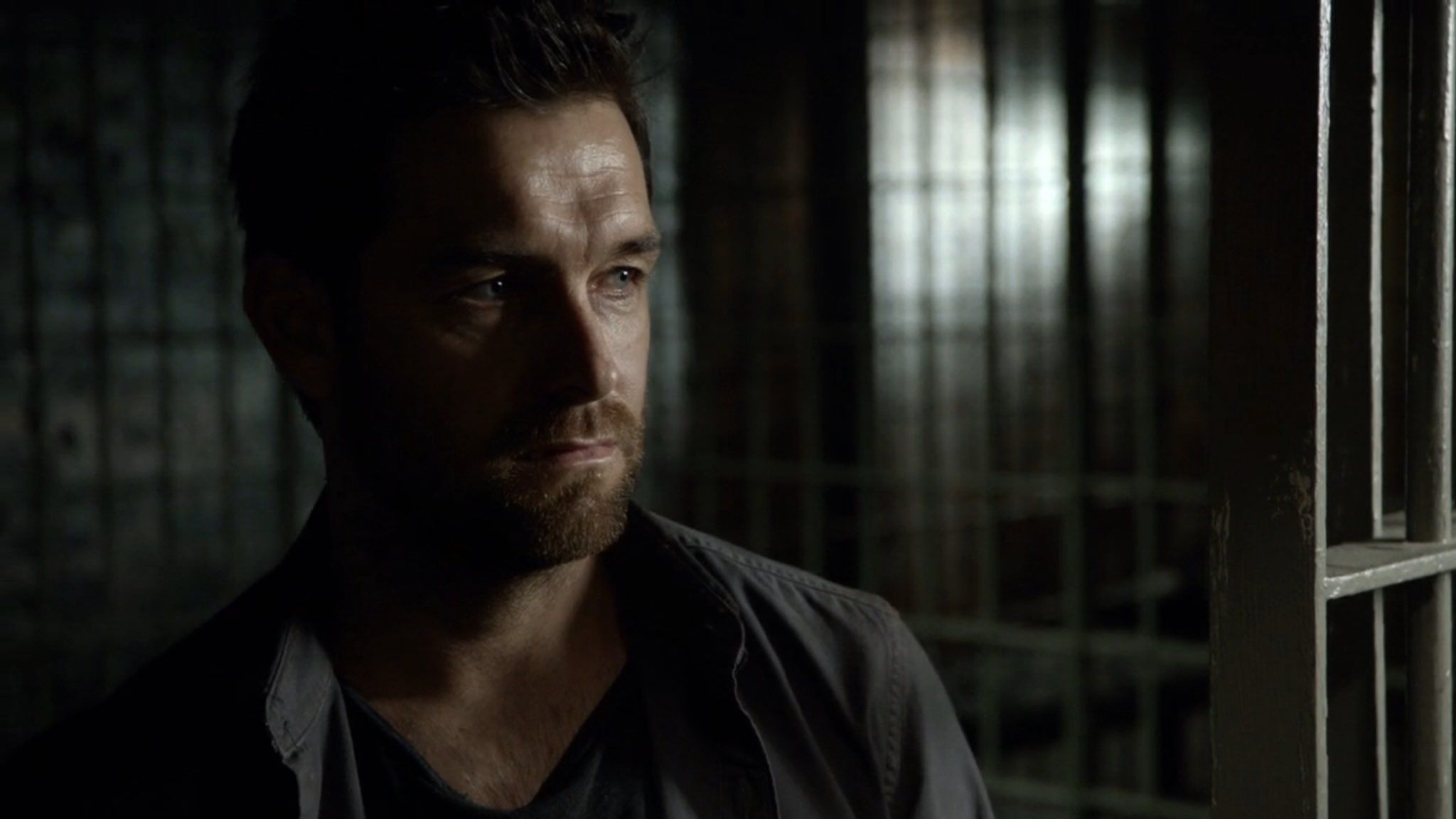 Antony Starr: Lucas Hood, A master thief released from prison after 15 years, Banshee TV series. 2050x1160 HD Wallpaper.
