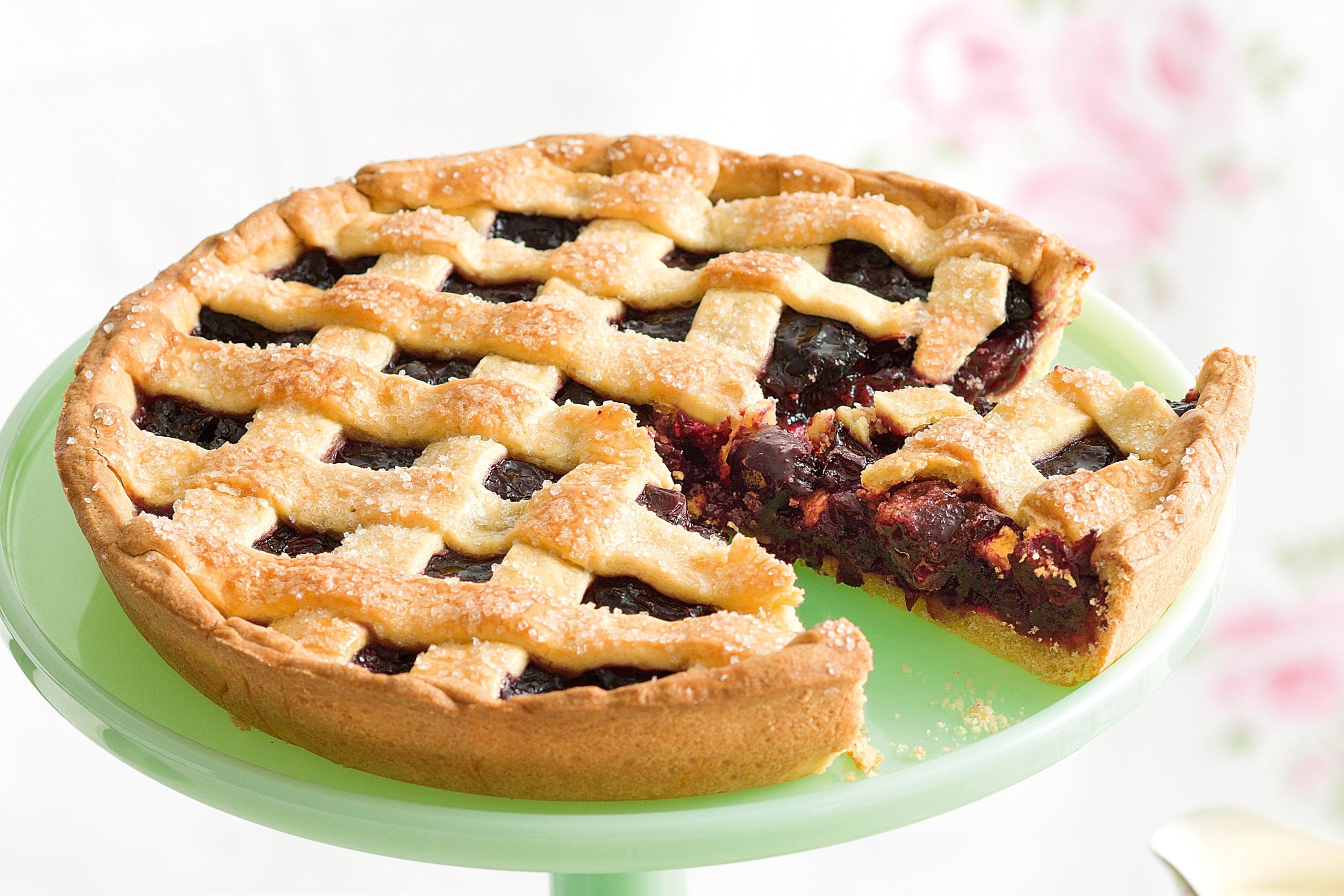 Pie: Filling is covered with a pastry or other covering before baking. 3000x2000 HD Background.