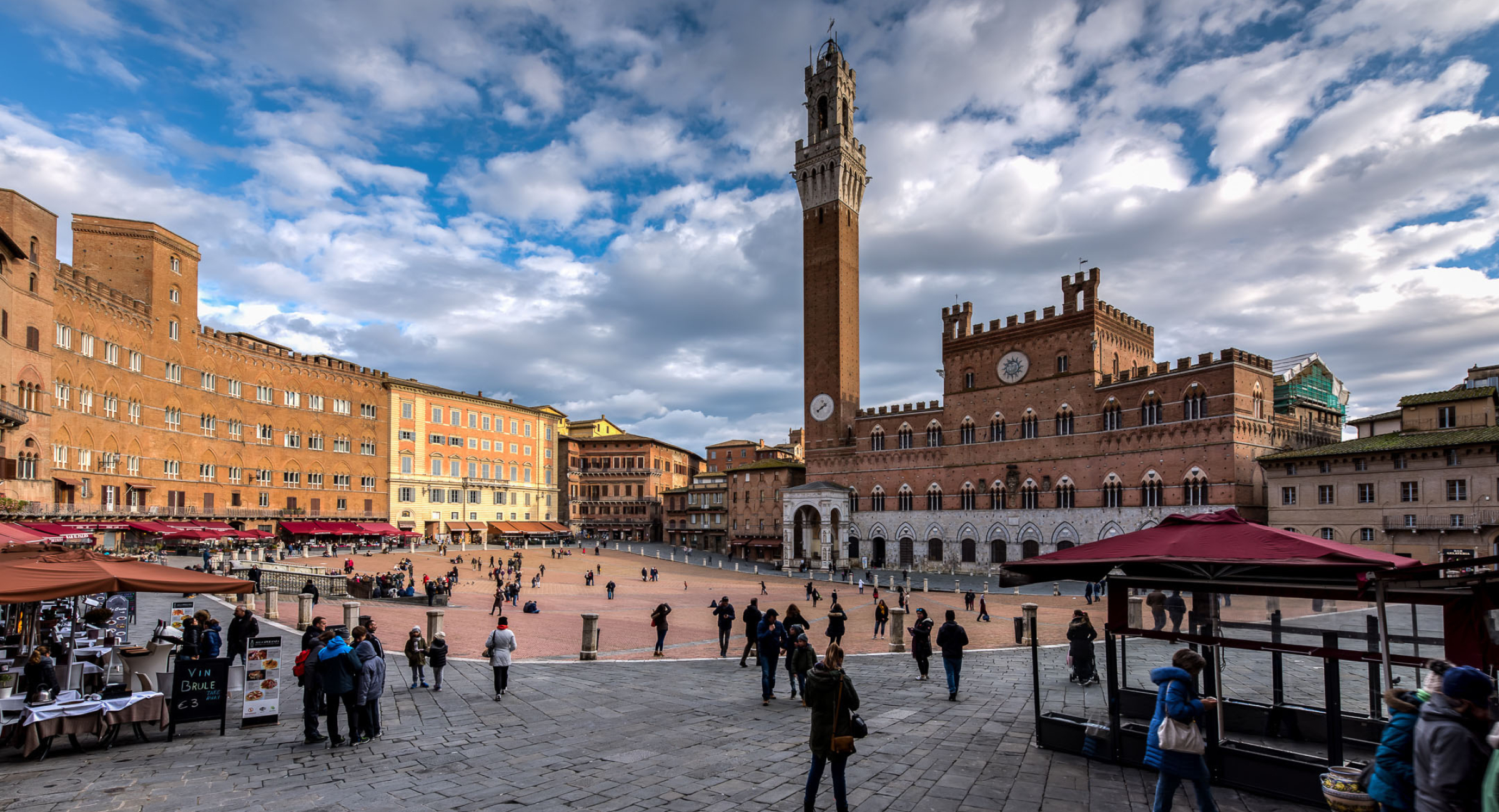 Lebendige Piazza del Campo in Siena, 2400x1300 HD Desktop
