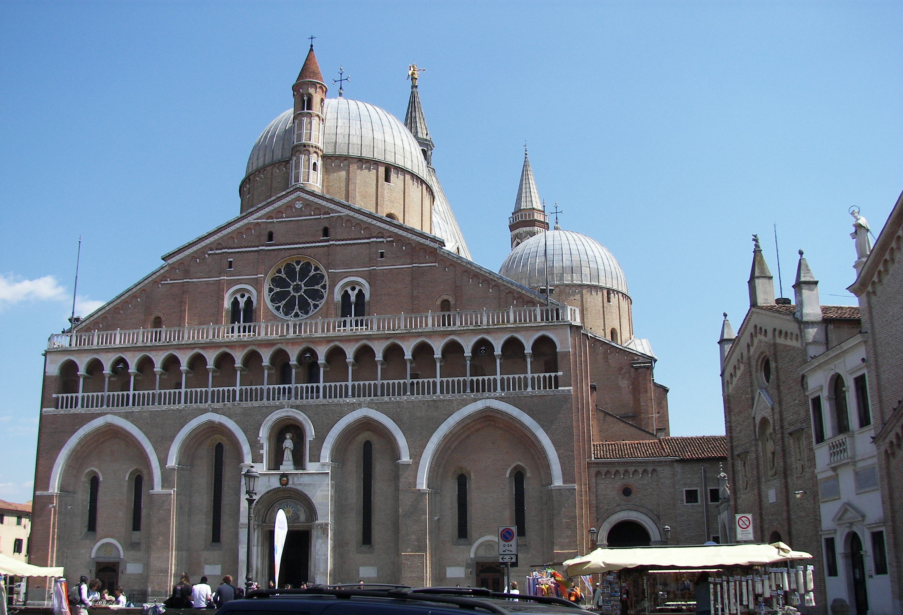 Padua, Italy, Basilica of Saint Anthony, Religious splendor, 3070x2100 HD Desktop