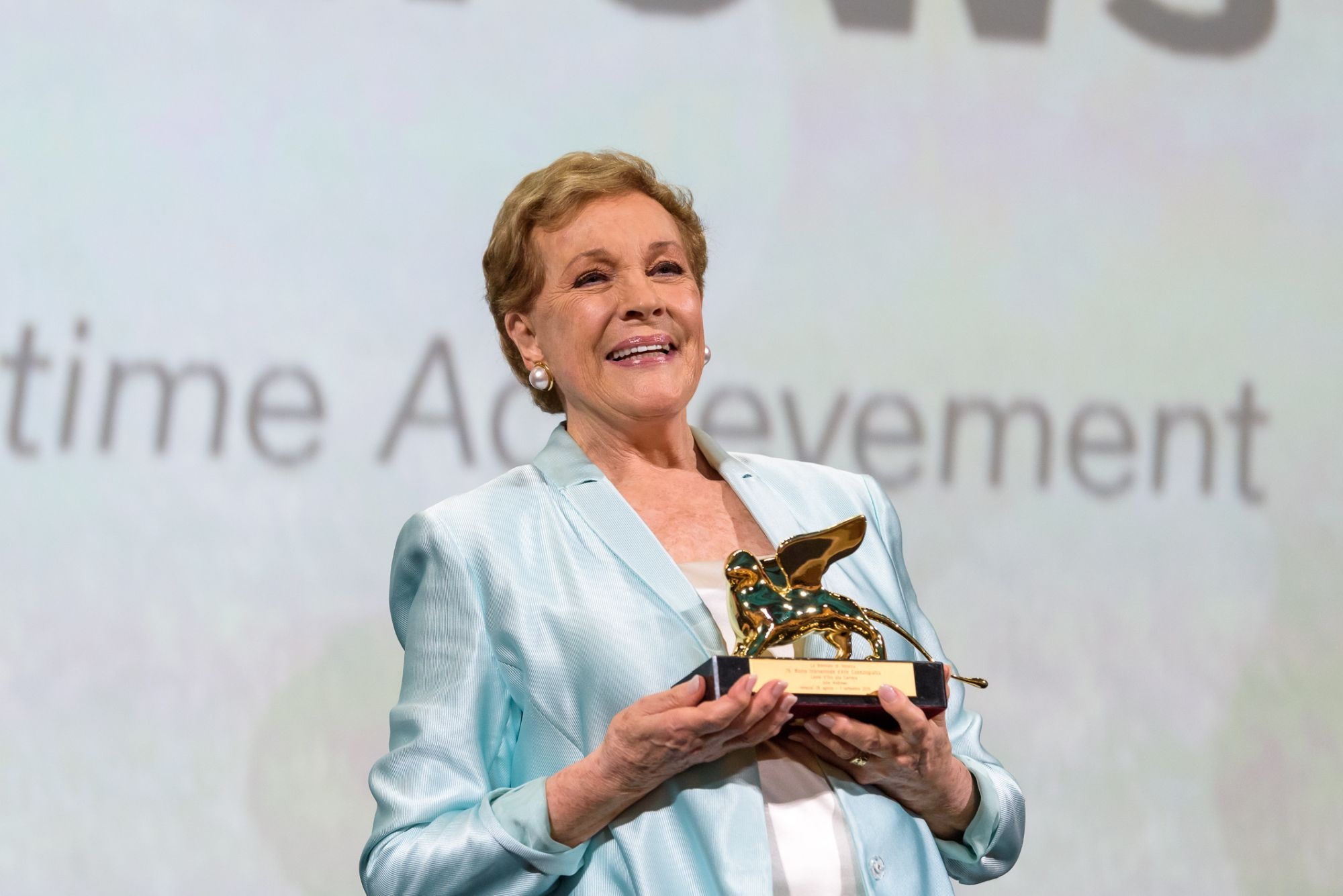 Julie Andrews, Lifetime achievement, Iconic actress, Venetian recognition, 2000x1340 HD Desktop