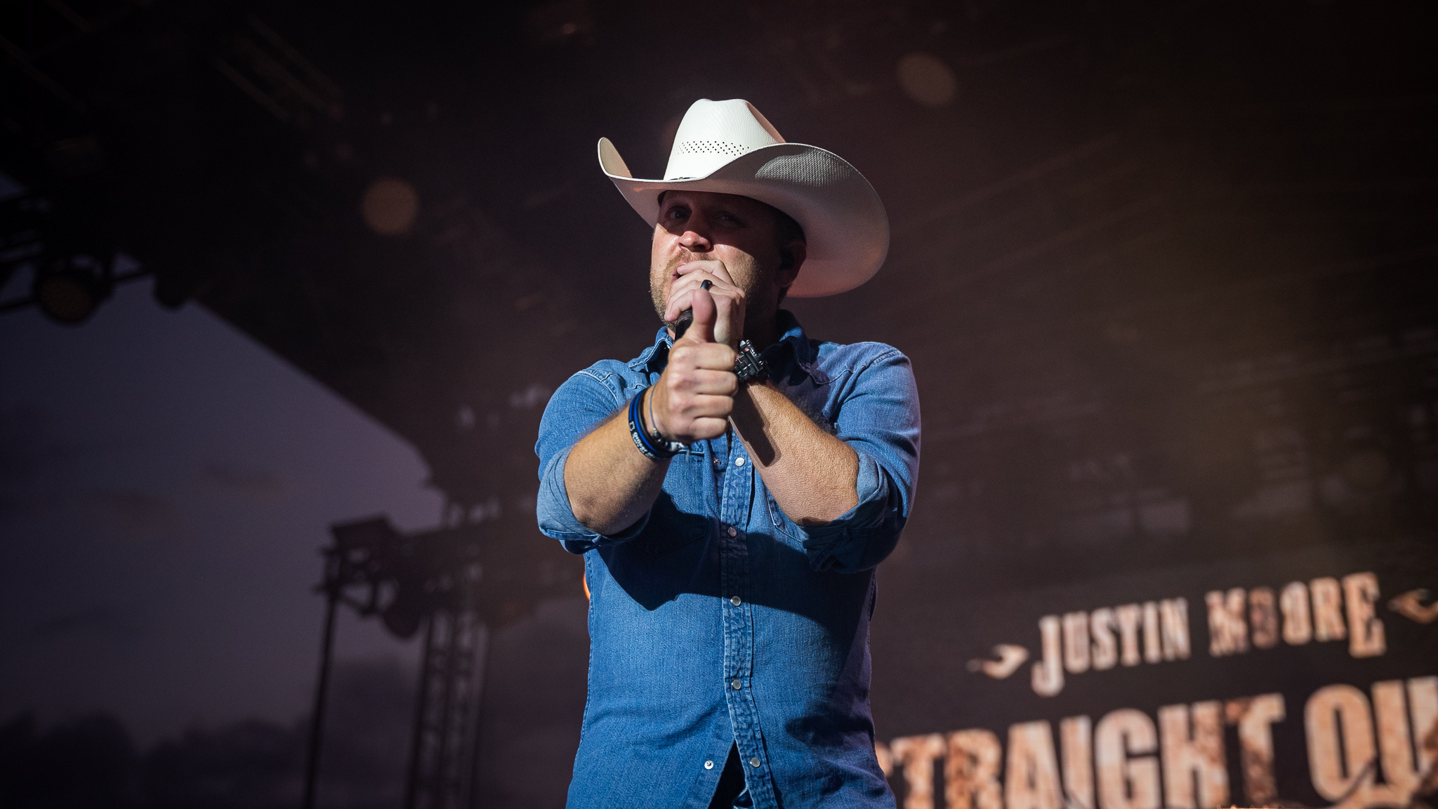 Justin Moore, Live concert experience, Country music magic, Captivating performances, 2050x1160 HD Desktop