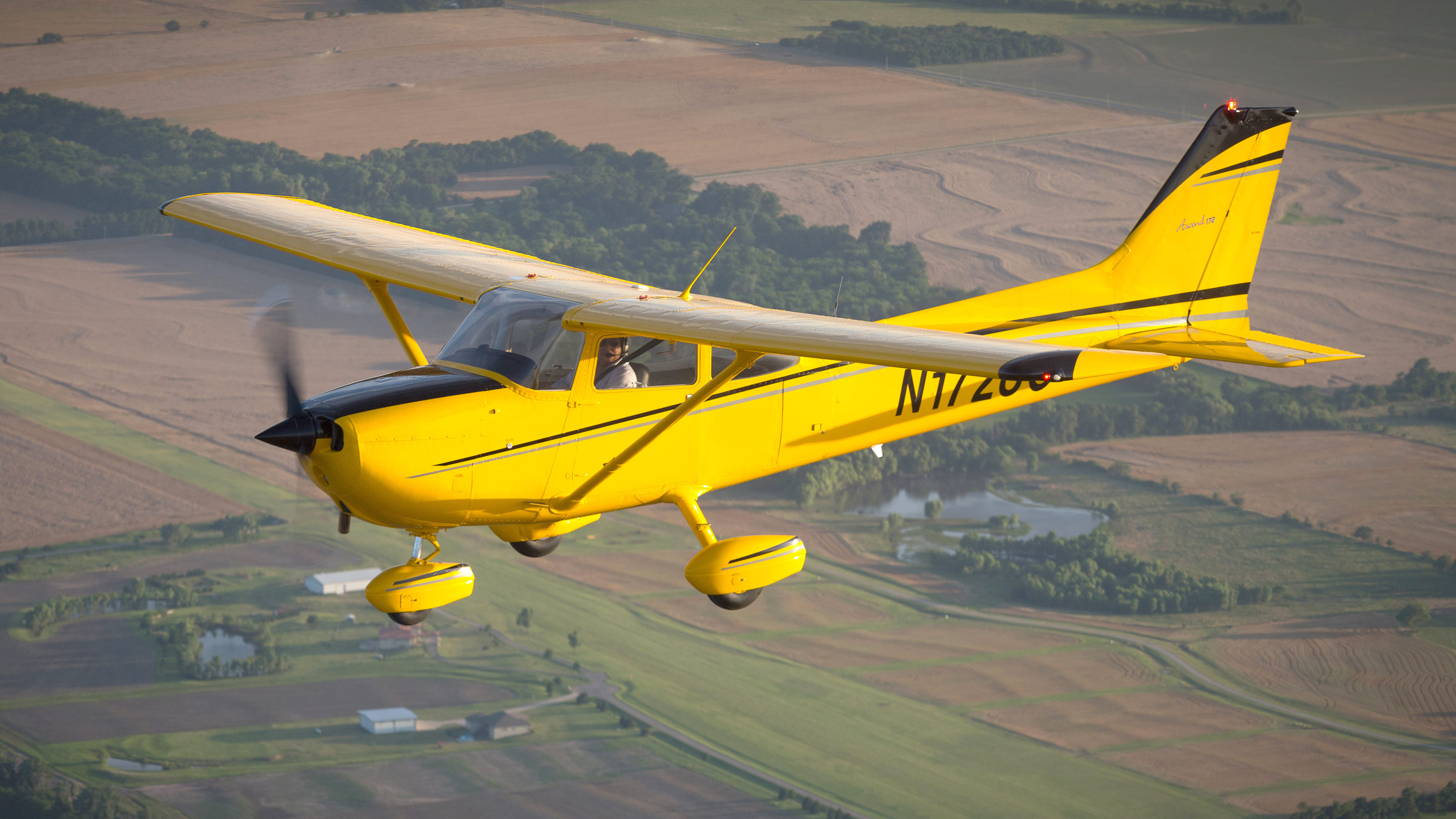 Cessna 172, Reimagined design, Modern features, Aviator's dream, 3200x1800 HD Desktop