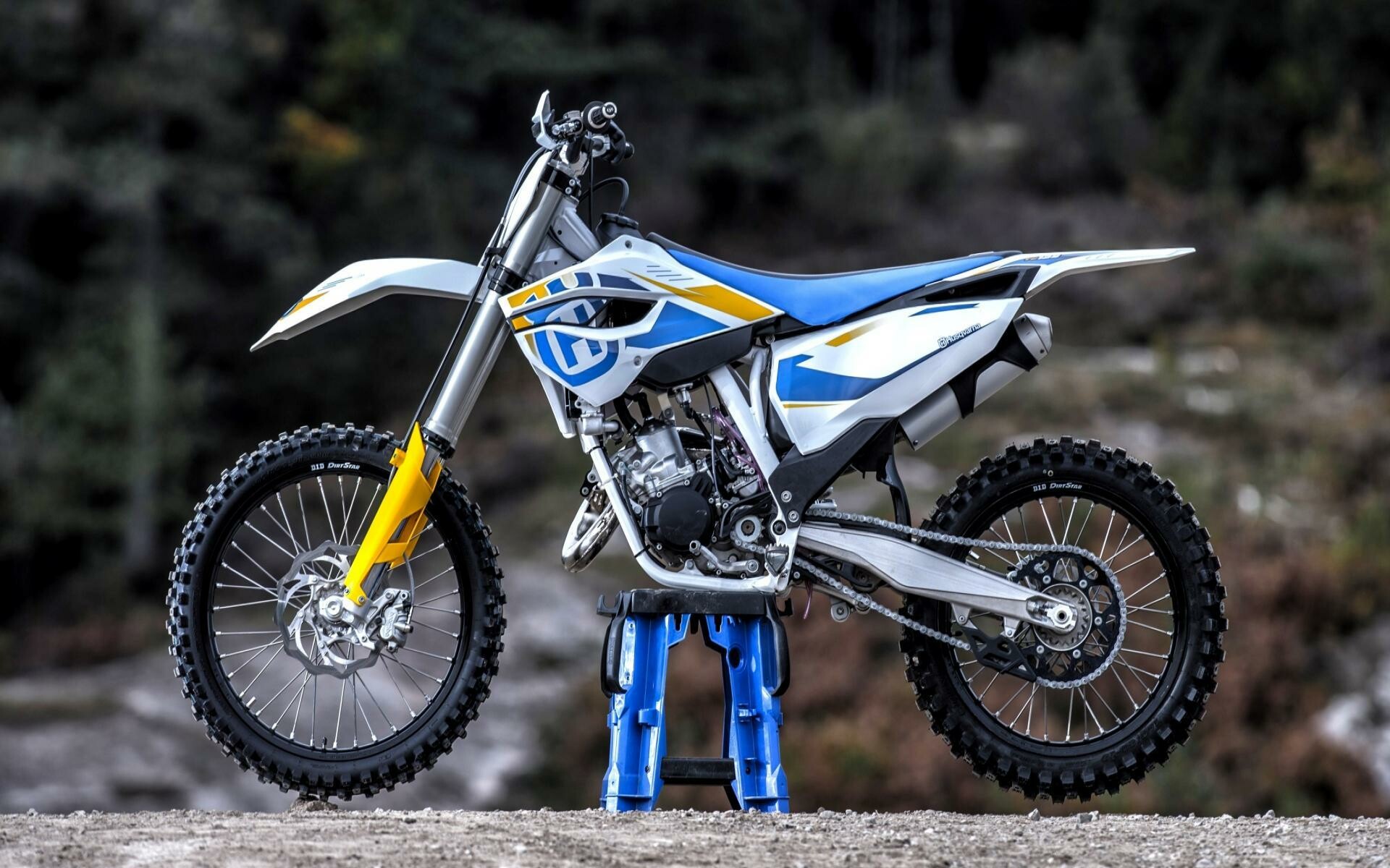 Husqvarna: Swedish manufacturer, Offers both four-stroke and two-stroke motocross bikes, Supermoto. 1920x1200 HD Background.