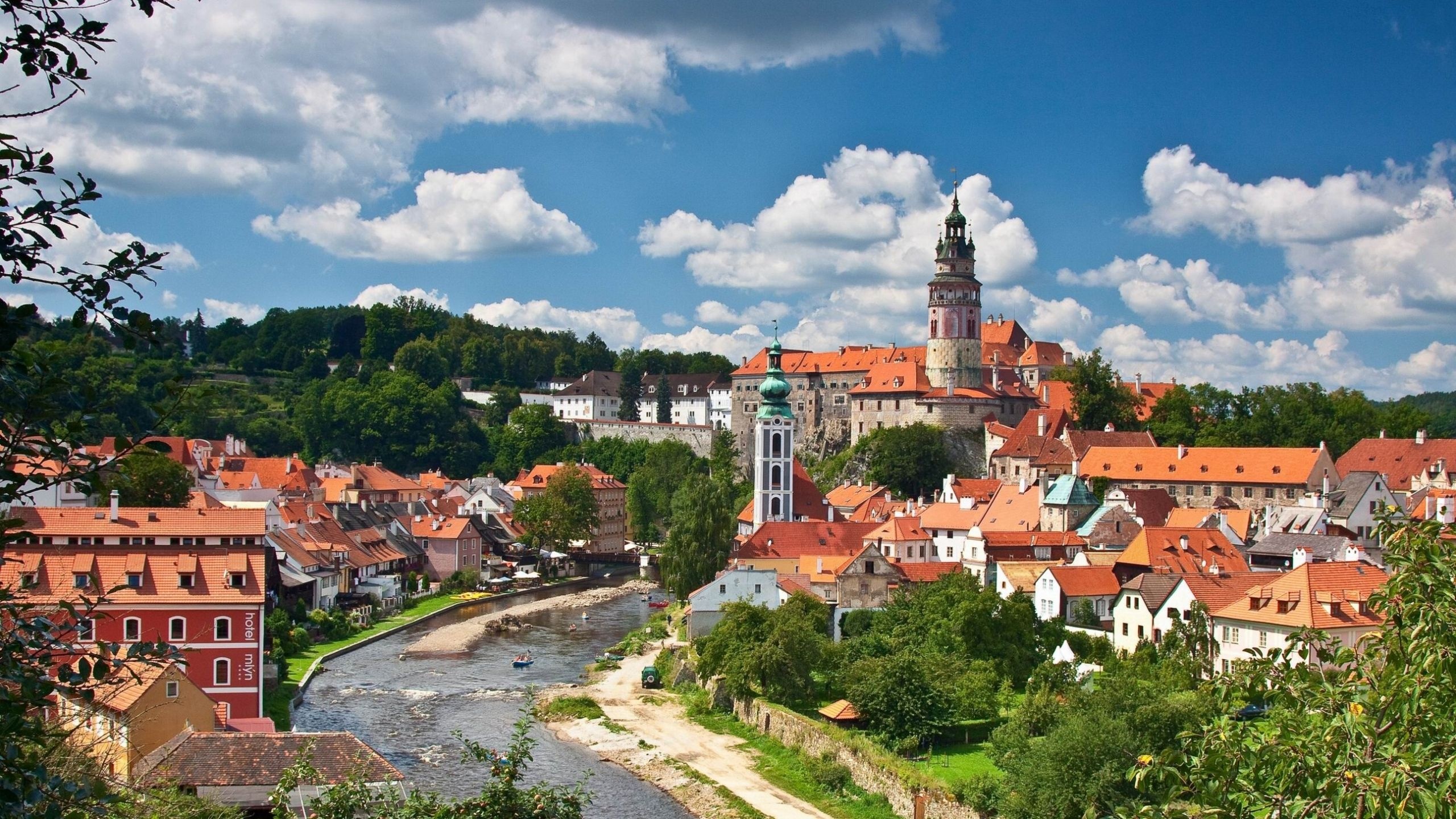 Czechia (Czech Republic): Cesky Krumlov Castle, South Bohemian Region, A major tourist attraction. 2560x1440 HD Background.