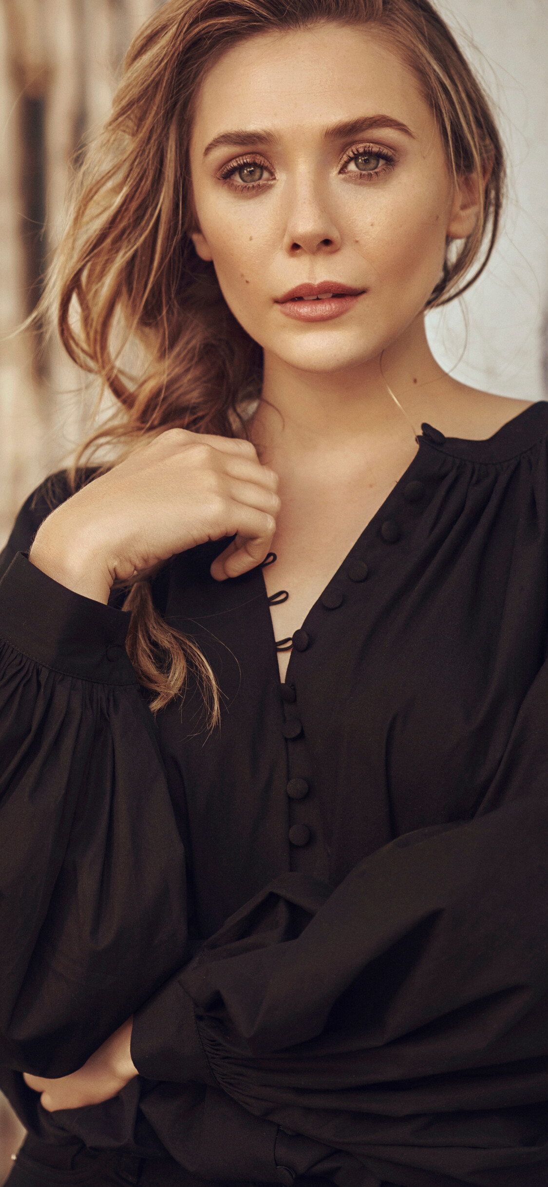Elizabeth Olsen: A social media influencer in the comedy-drama film Ingrid Goes West. 1130x2440 HD Background.