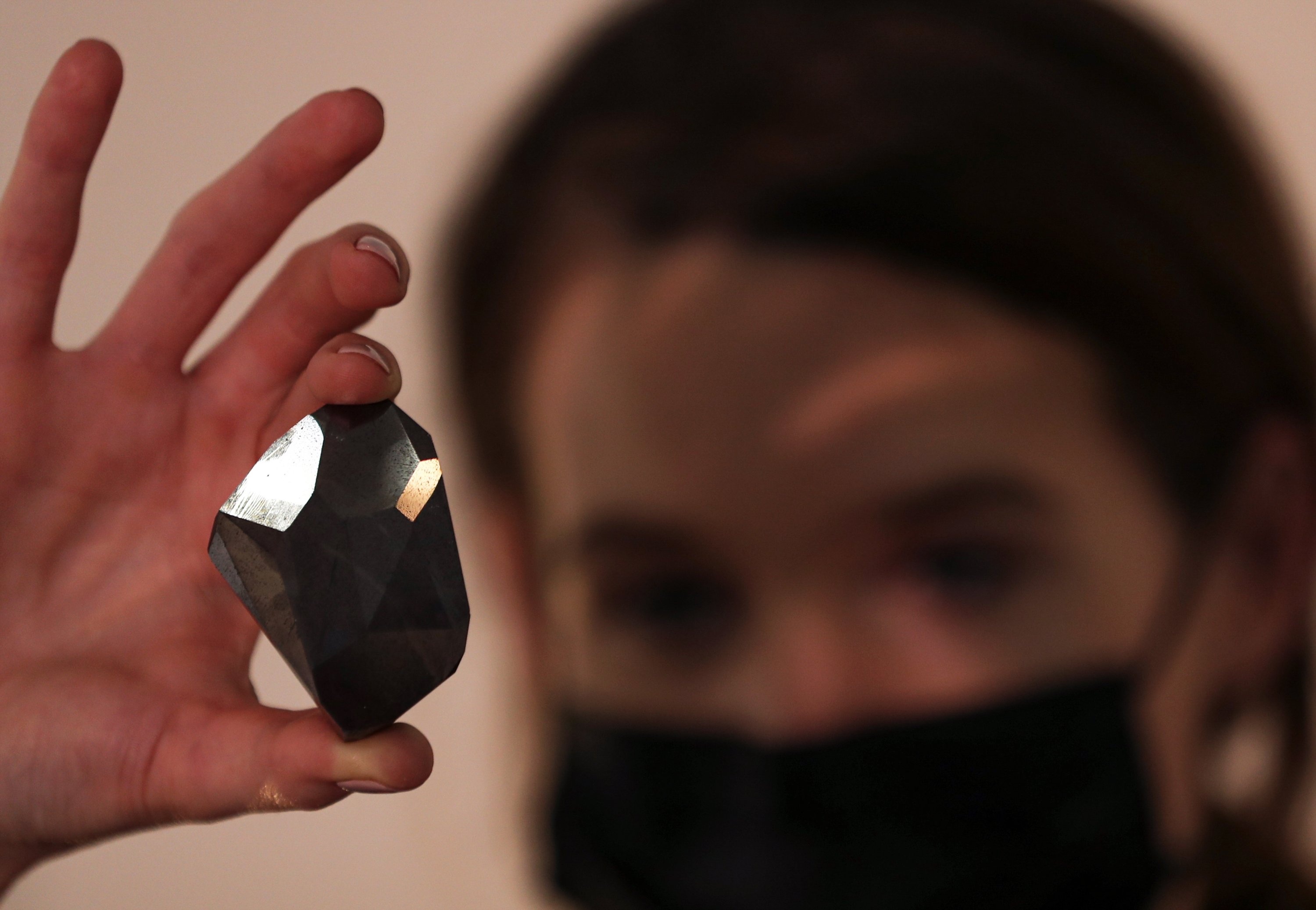 World's largest cut black diamond goes on display in Dubai | Daily Sabah 3000x2080