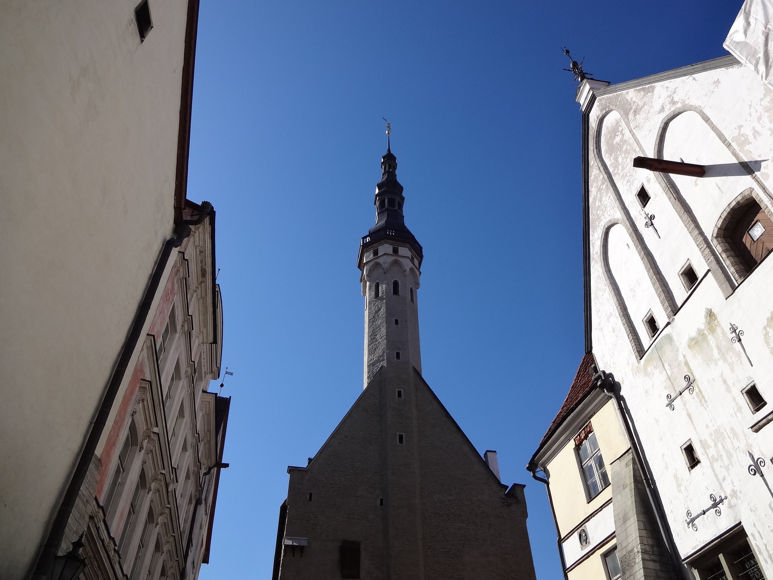 Annäherung an das Rathaus von Tallinn zwischen charmanten Gebäuden, 2600x1950 HD Desktop
