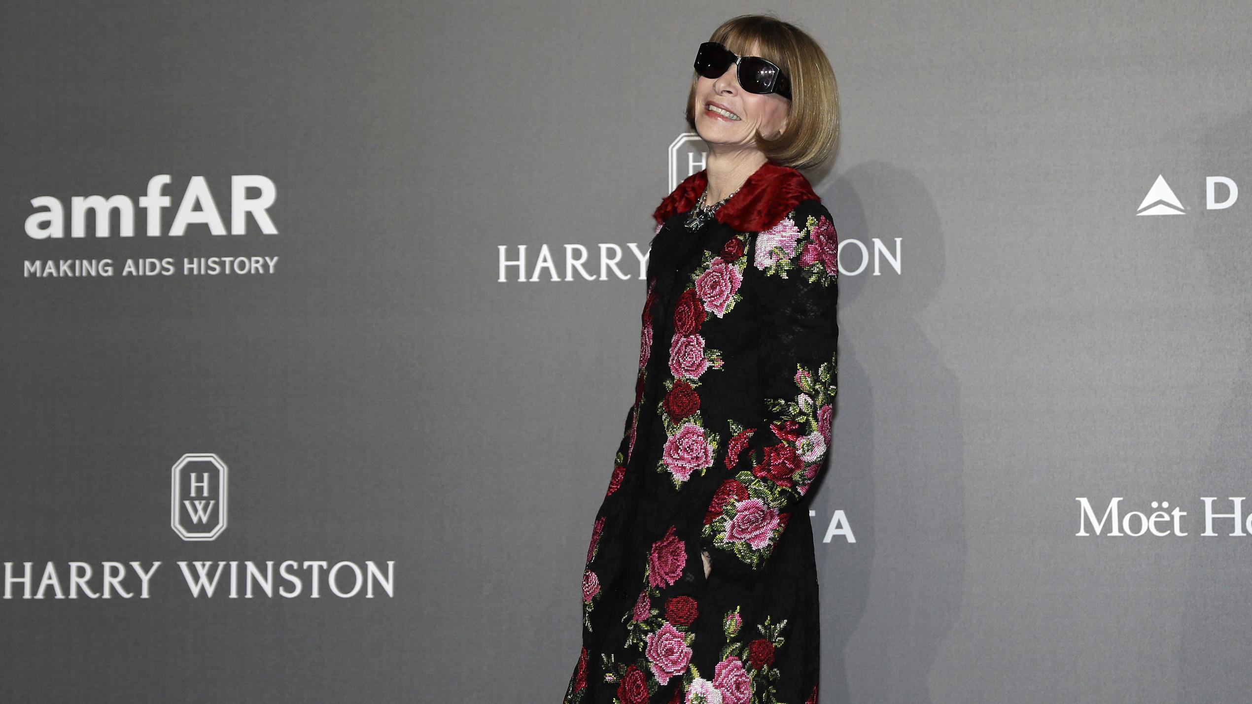 Anna Wintour: Took up the job of a junior fashion editor at Harper's Bazaar’s New York wing in 1975. 2540x1430 HD Background.