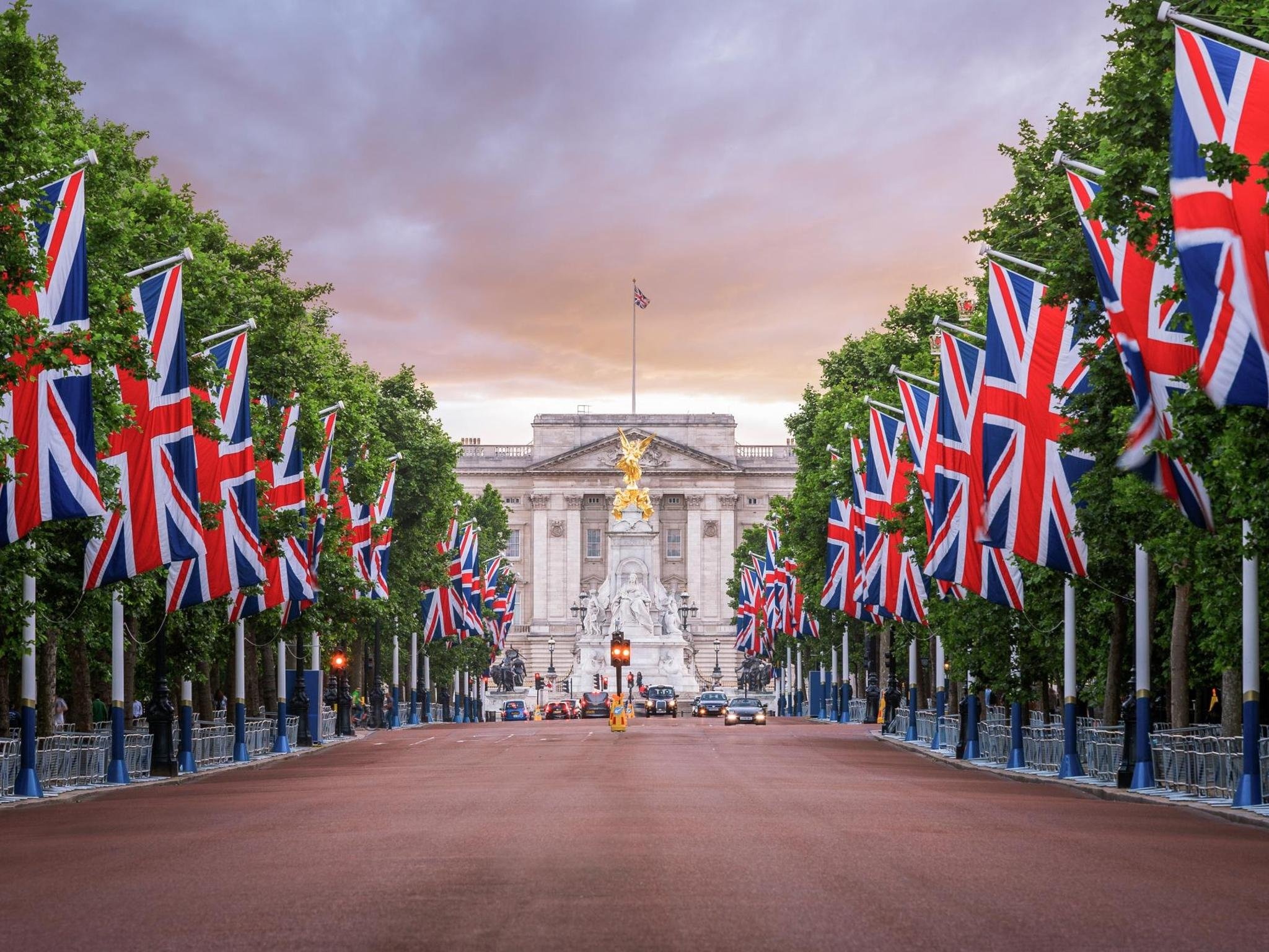 Palace: Buckingham Palace, The center of state occasions and royal hospitality. 2050x1540 HD Background.