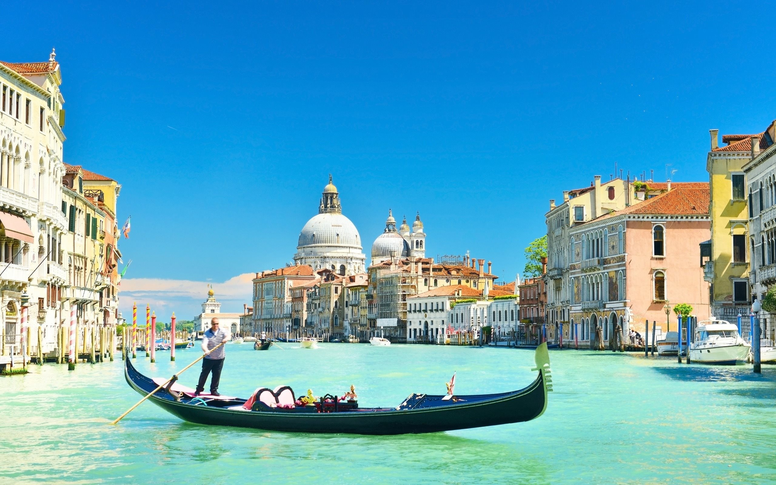 Gondola: Venetian rowing boat, Italy, Grand Canal, Tourist attraction. 2560x1600 HD Background.