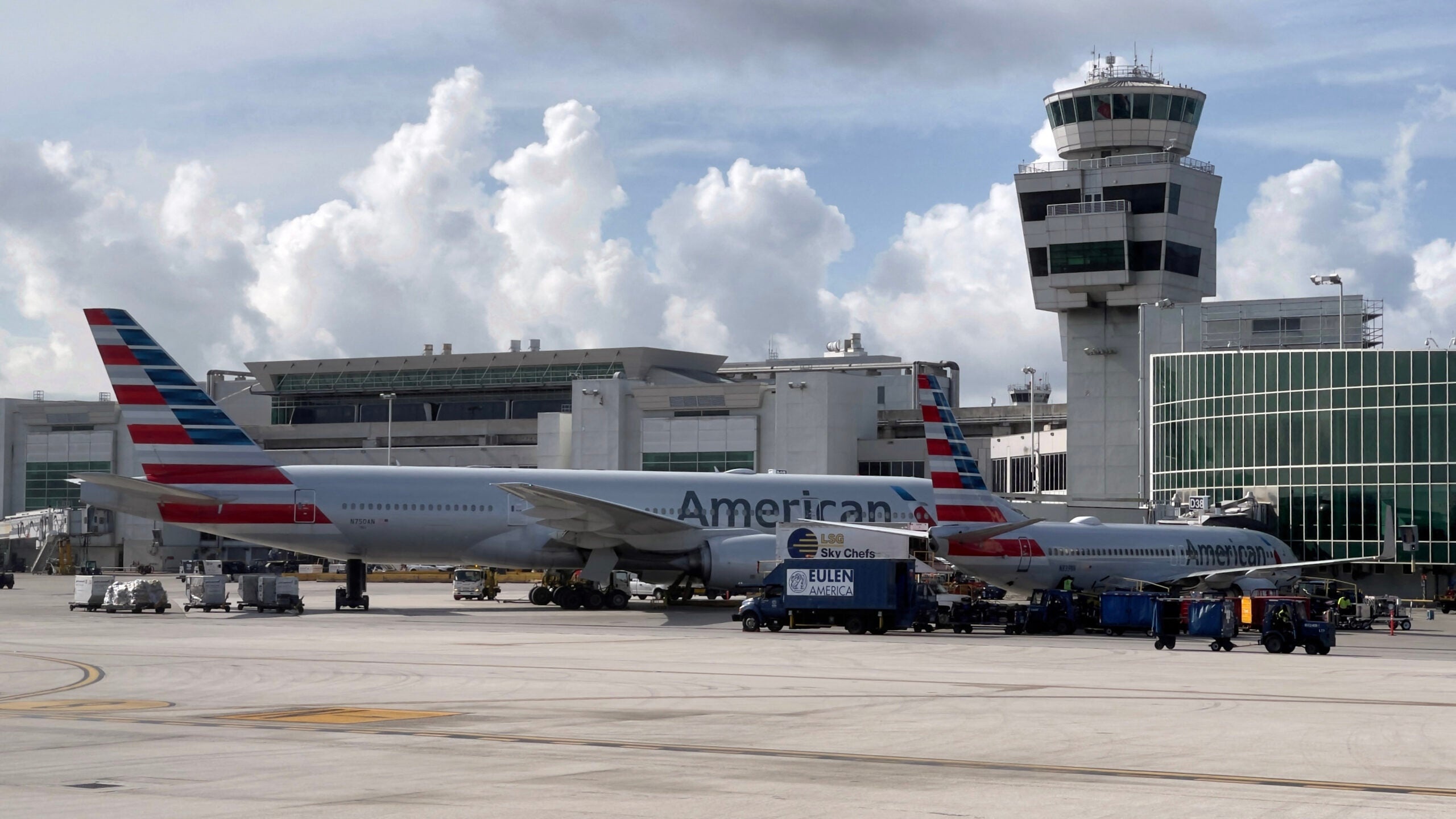 Miami International Airport, Man opens emergency door, Jumps onto wing, Plane, 2560x1440 HD Desktop