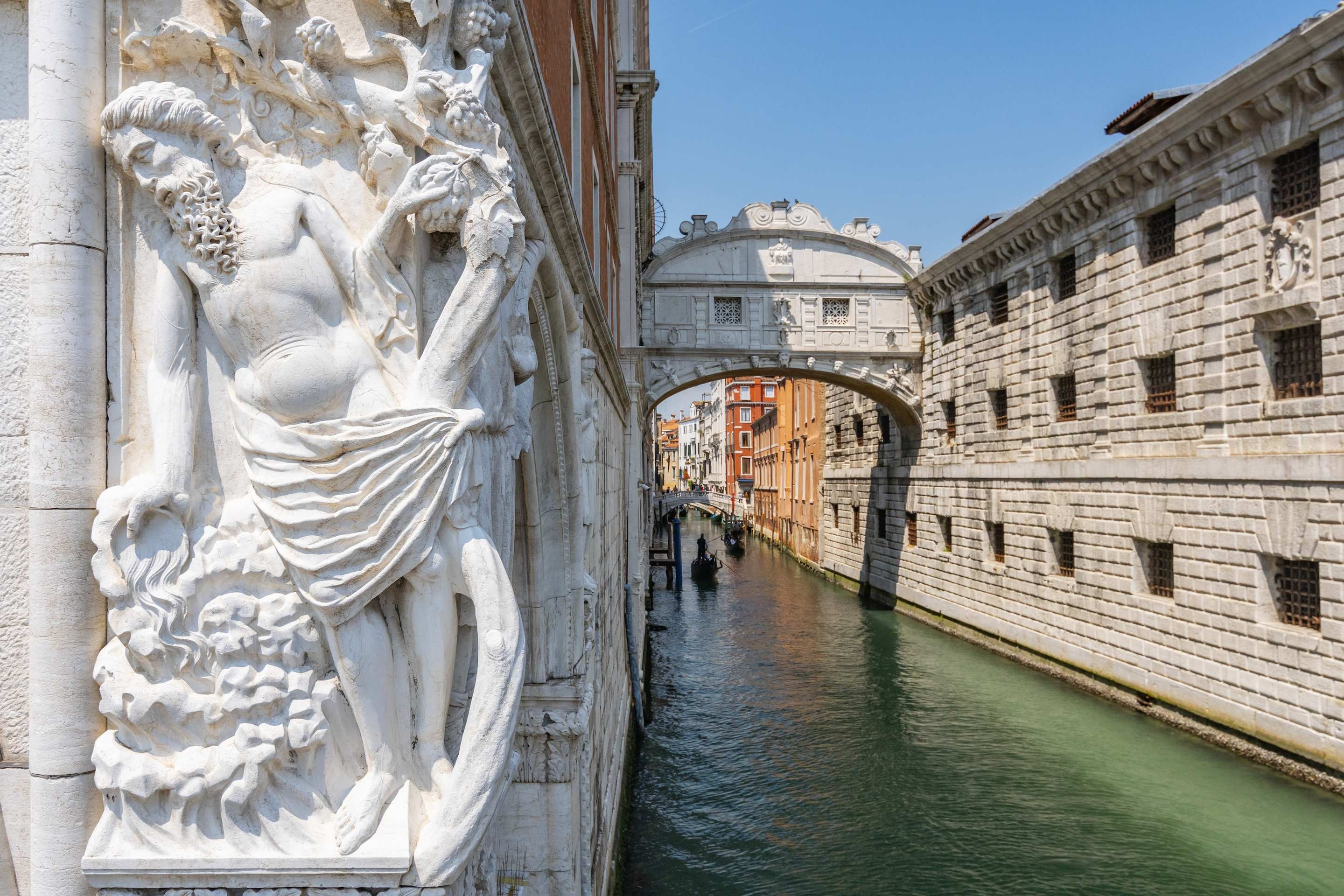 Überqueren der historischen Seufzerbrücke in Venedig, 2880x1920 HD Desktop