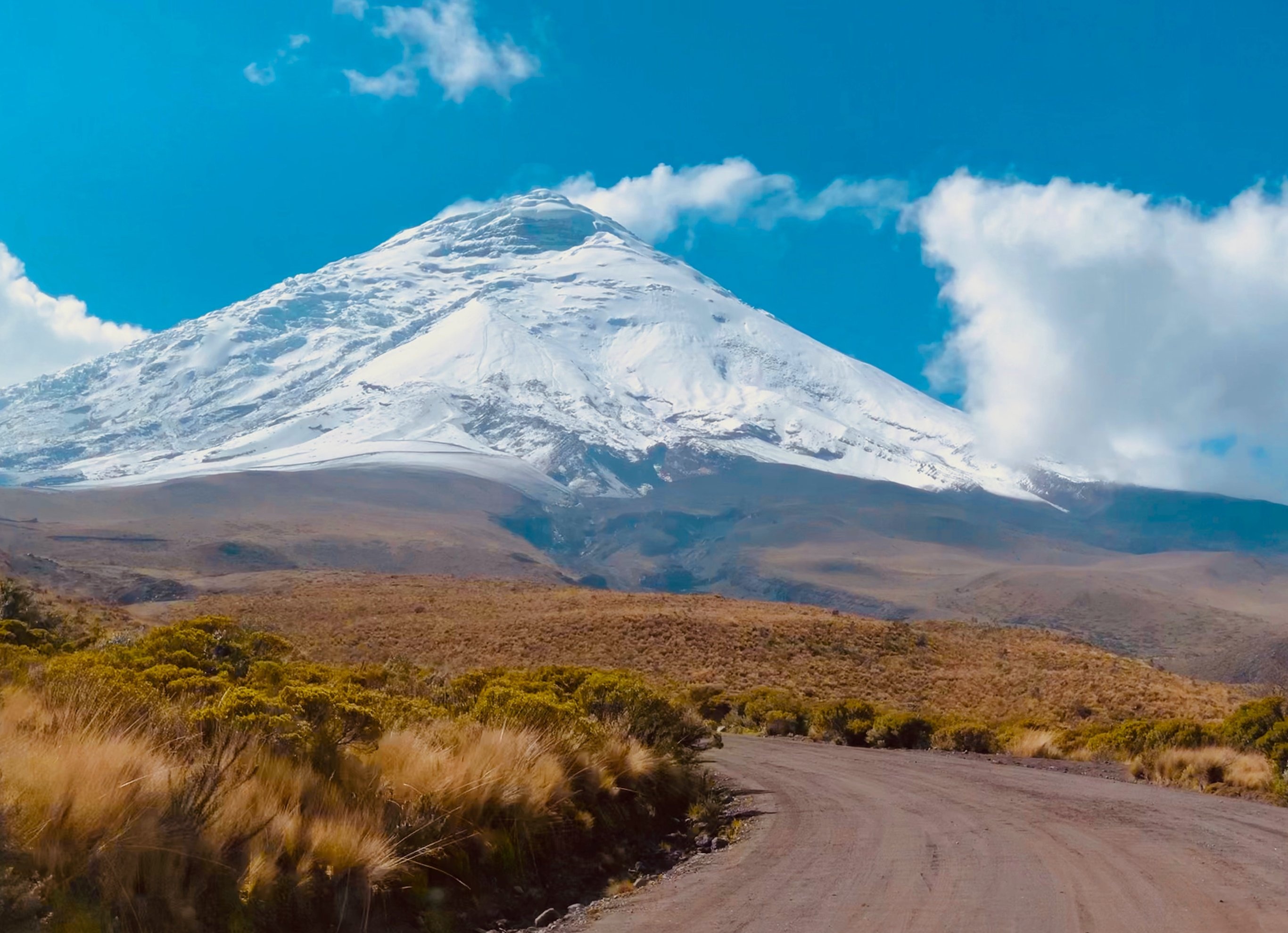 Ecuador: Cotopaxi, an active stratovolcano in the Andes Mountains, located in Latacunga city. 2740x1980 HD Wallpaper.