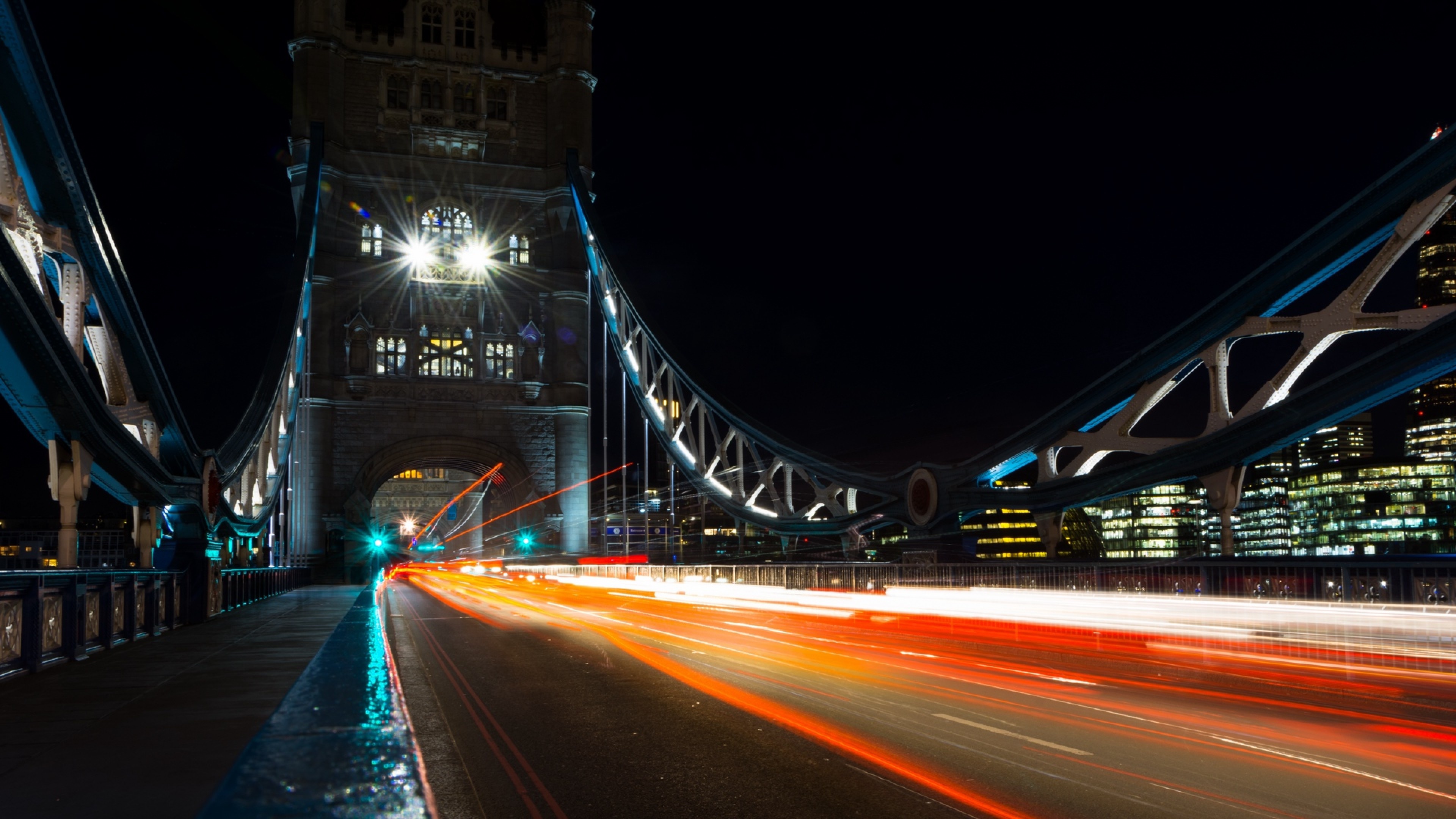 London: City lights, The U.K.'s largest metropolis. 3840x2160 4K Wallpaper.