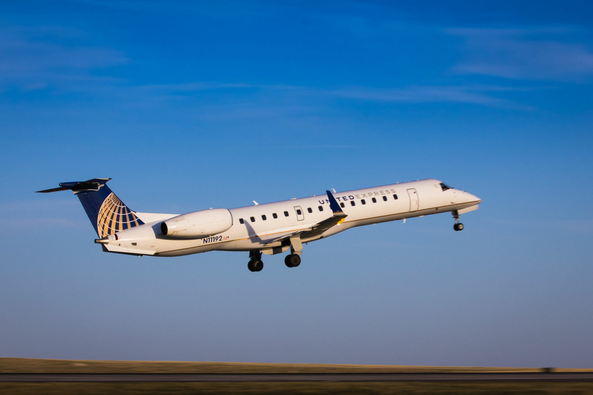 ExpressJet Airlines, Skilled pilots, Professional aviation, Unparalleled expertise, 2000x1340 HD Desktop