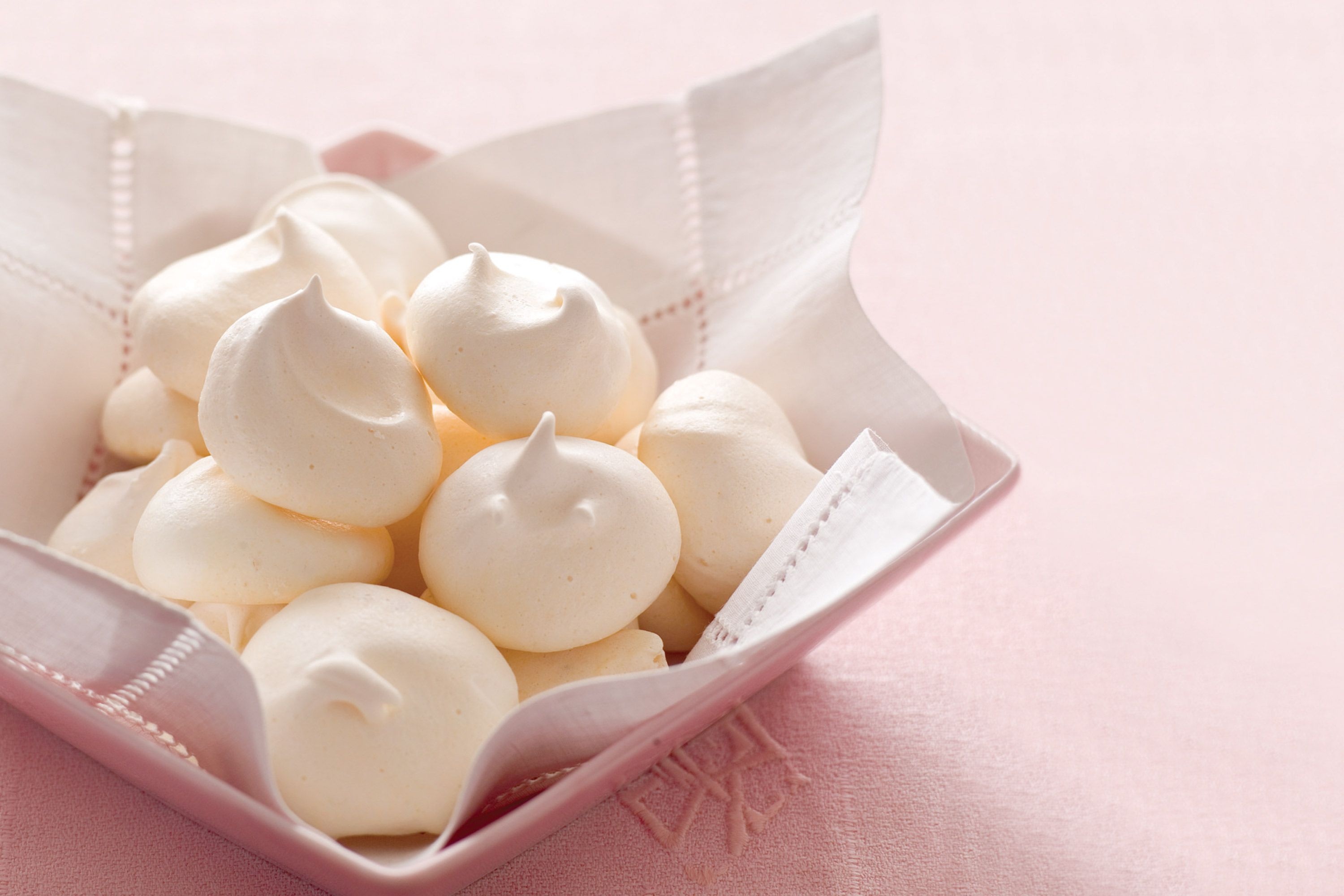 Meringue: Often chewy and soft with a crisp exterior. 3000x2000 HD Wallpaper.