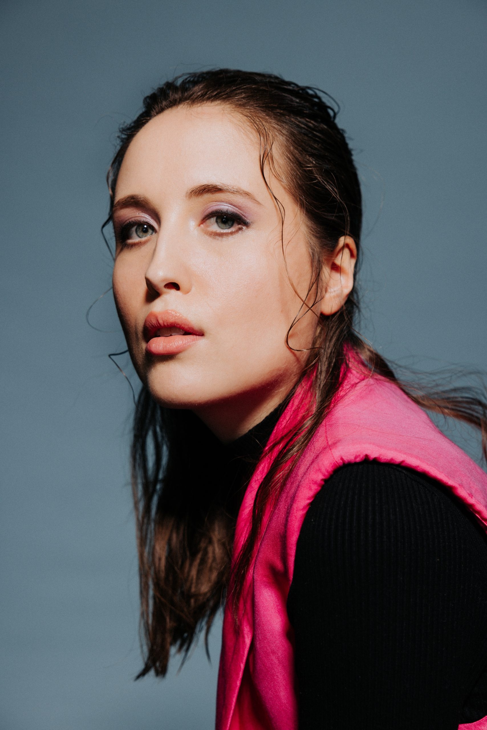 Alice Merton, Fight for independence, Captivating music video, 1710x2560 HD Handy
