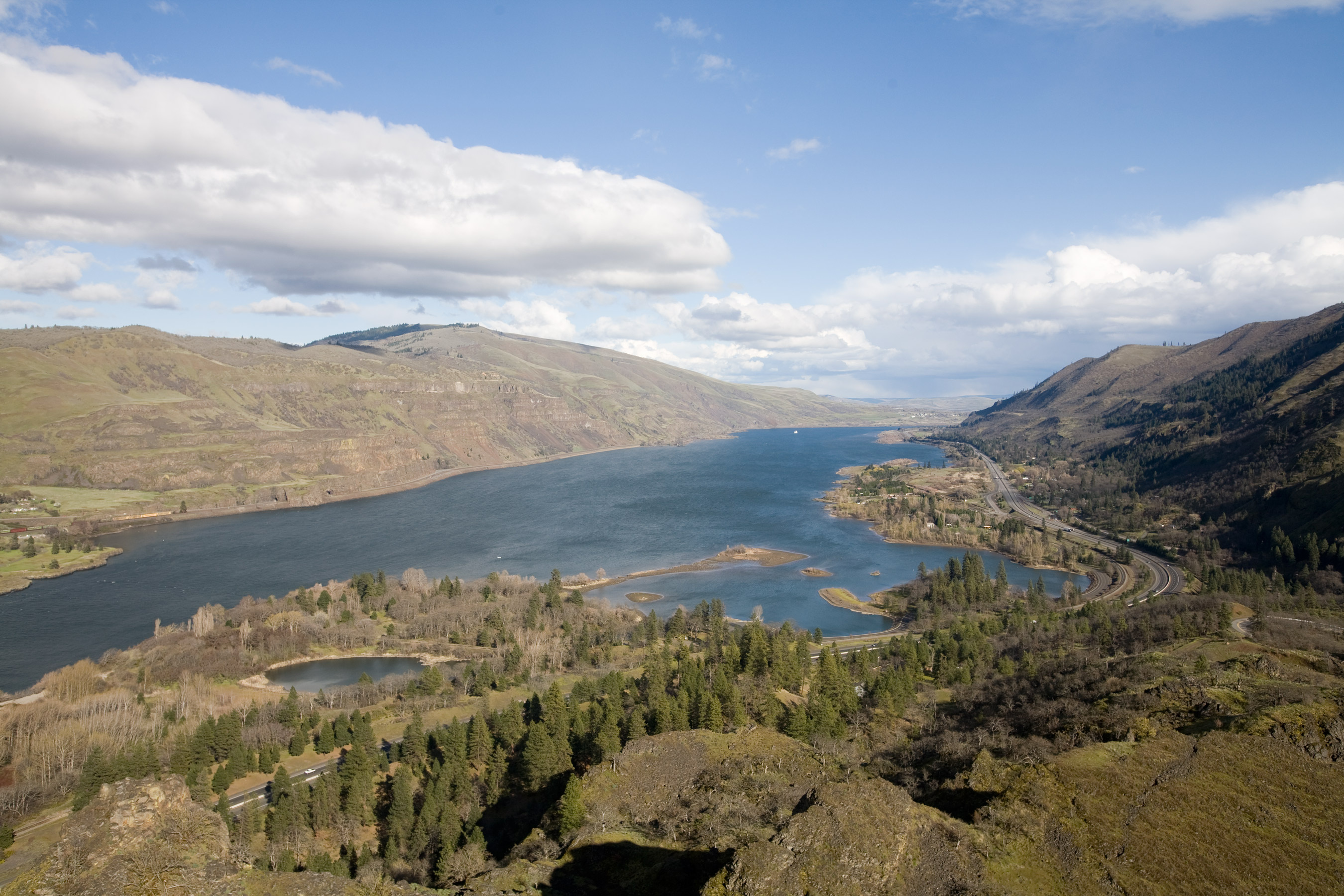 The Columbia River, Picturesque scenery, Tranquil waters, Nature's beauty, 2700x1800 HD Desktop