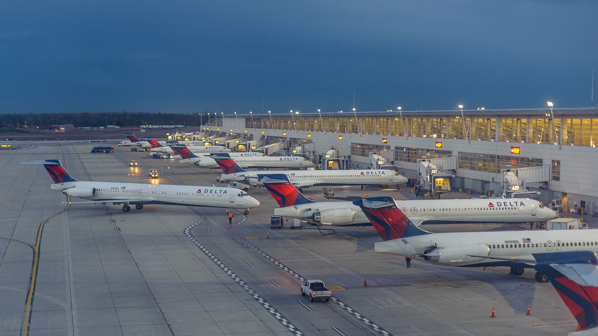 Delta Air Lines, airport terminals, travel tips, 2050x1160 HD Desktop