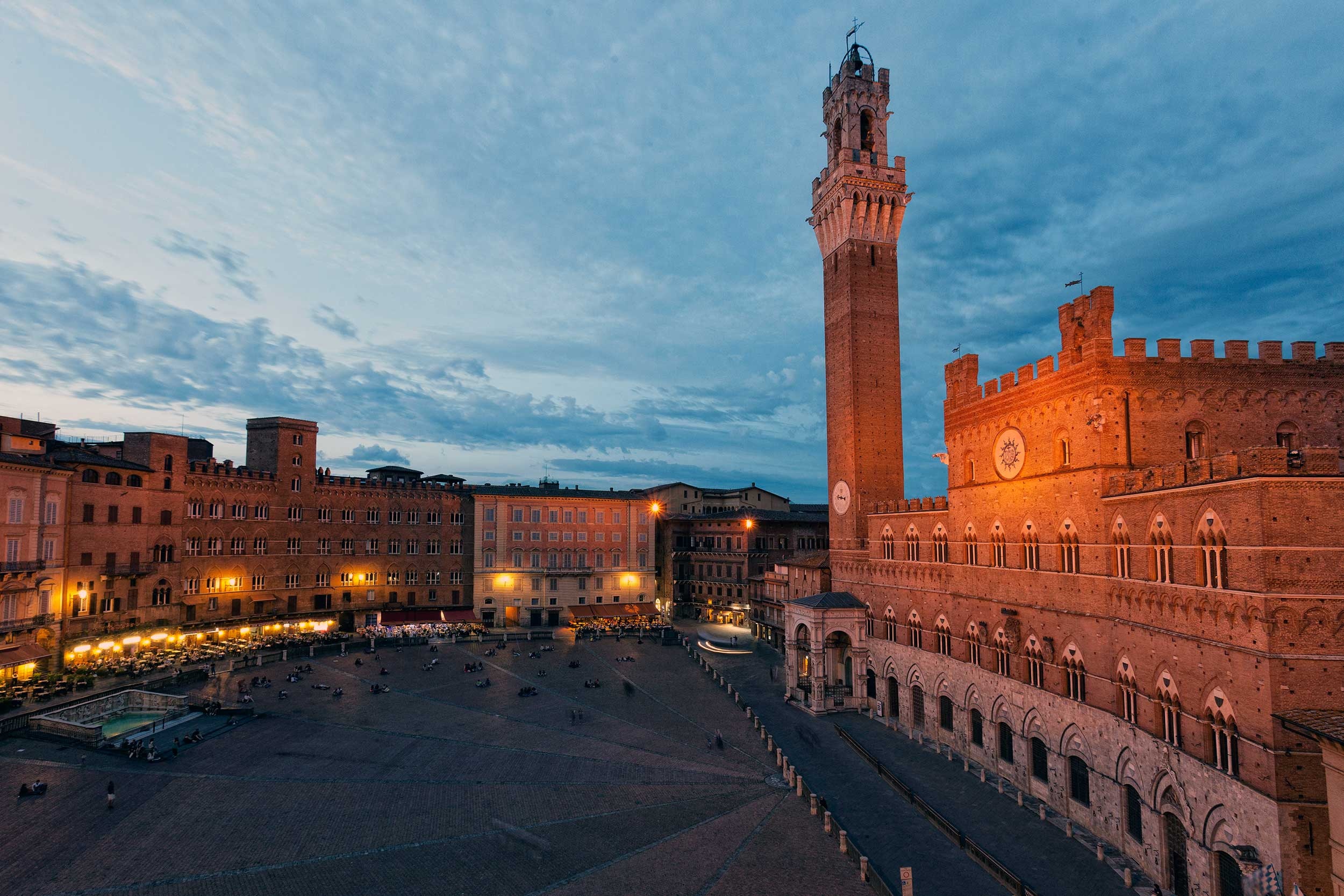 Entdecken Sie die versteckten Schätze der italienischen Piazza del Campo, 2500x1670 HD Desktop