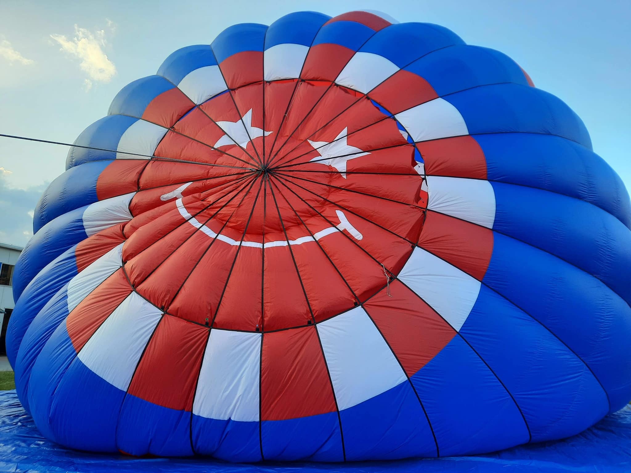 Hopper Ballooning: A hopper before a starting procedure, Cloud Hopper, Balloon Parachute. 2050x1540 HD Wallpaper.