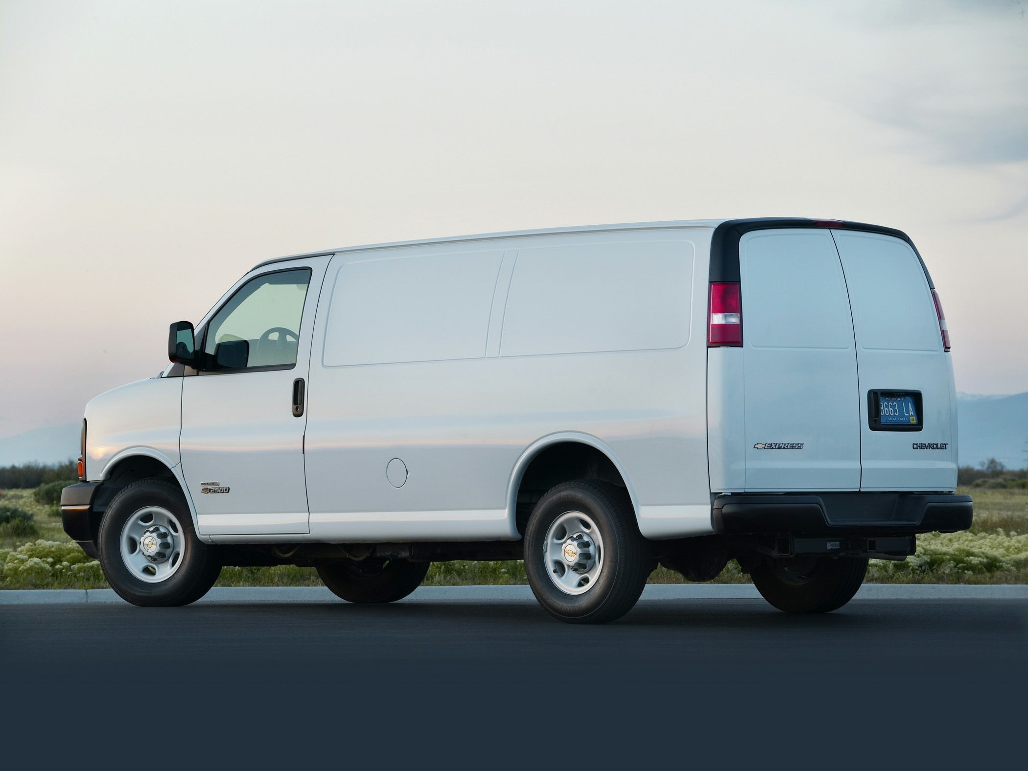 Chevrolet Express, Efficient cargo space, Reliable and capable, Utilitarian design, 2100x1580 HD Desktop
