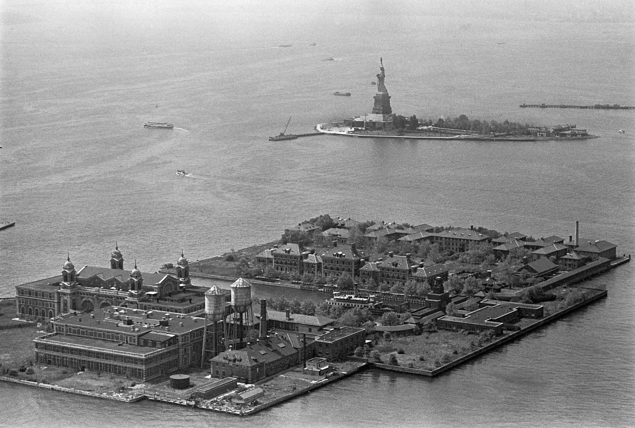 Ellis Island, New Jersey or New York, Huddled masses, The New York Times, 2050x1380 HD Desktop