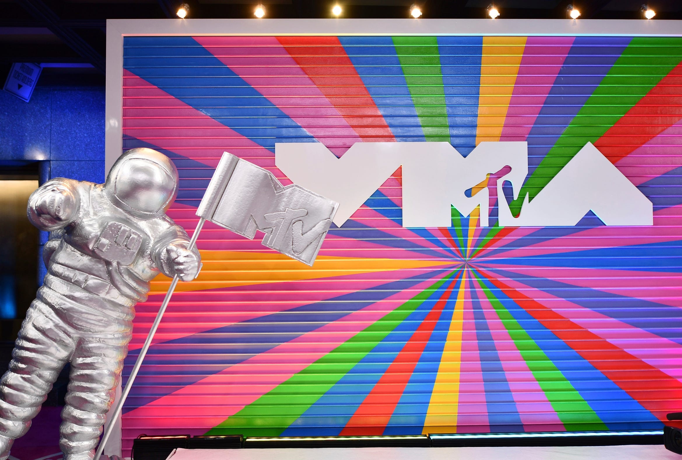 MTV Video Music Awards, Live in Newark, NJ, Exciting performances, Pop music celebration, 2340x1580 HD Desktop