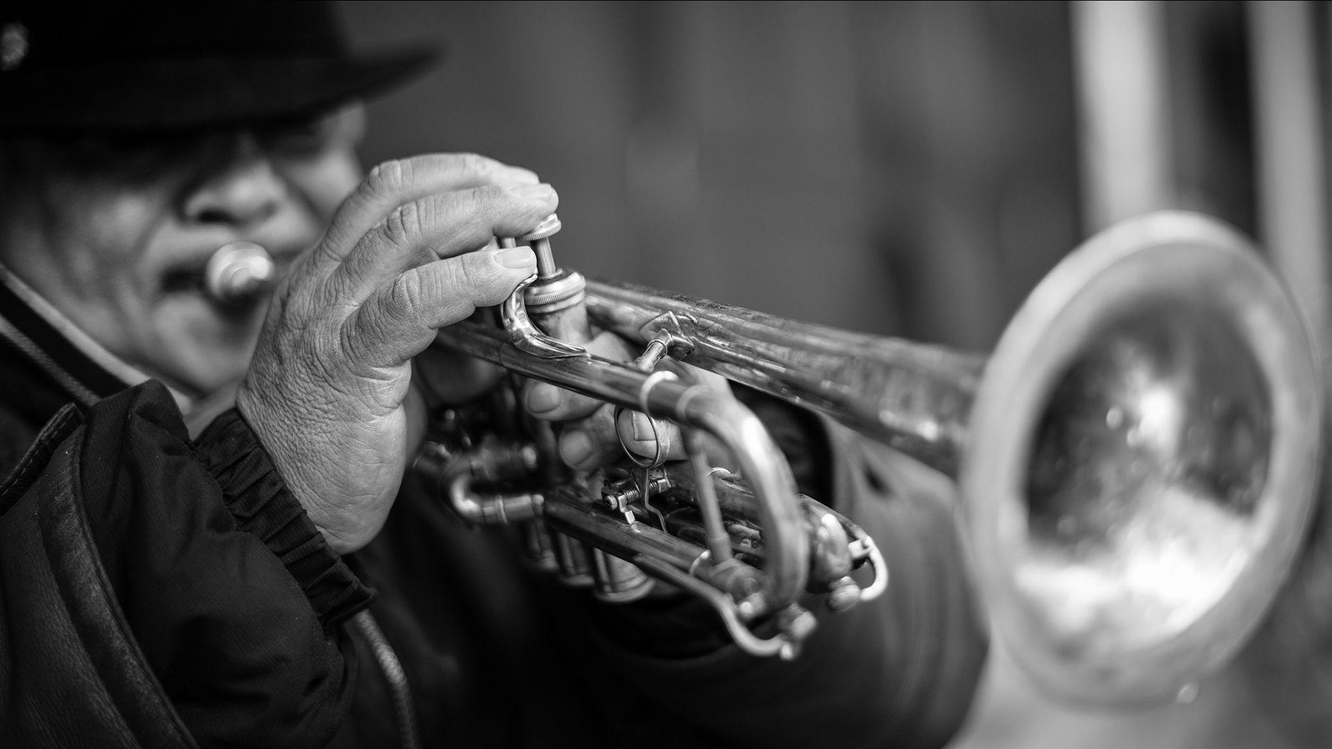 Trumpet: Black and white, A trumpeter, Virtuosity and improvisations, Musician. 1920x1080 Full HD Wallpaper.