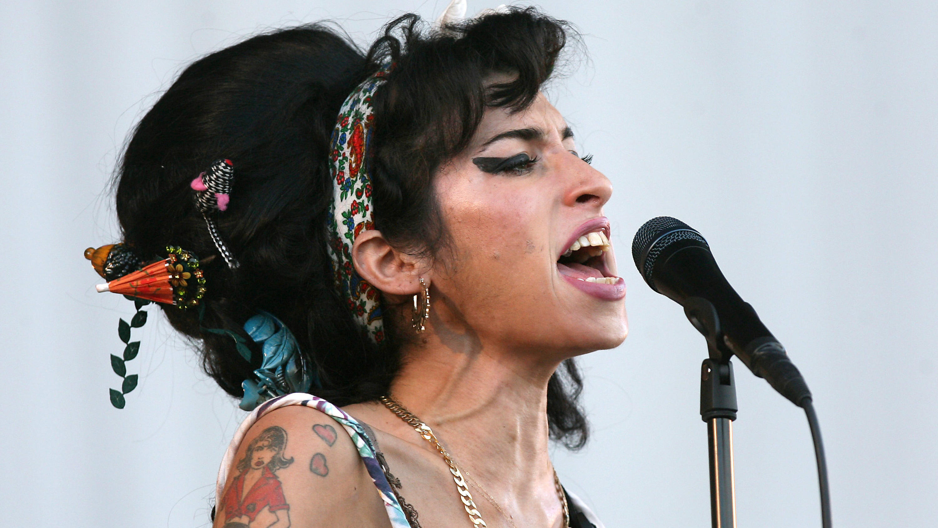 Amy Winehouse, Last concert dress, Record-breaking price, Unique style, 3000x1690 HD Desktop