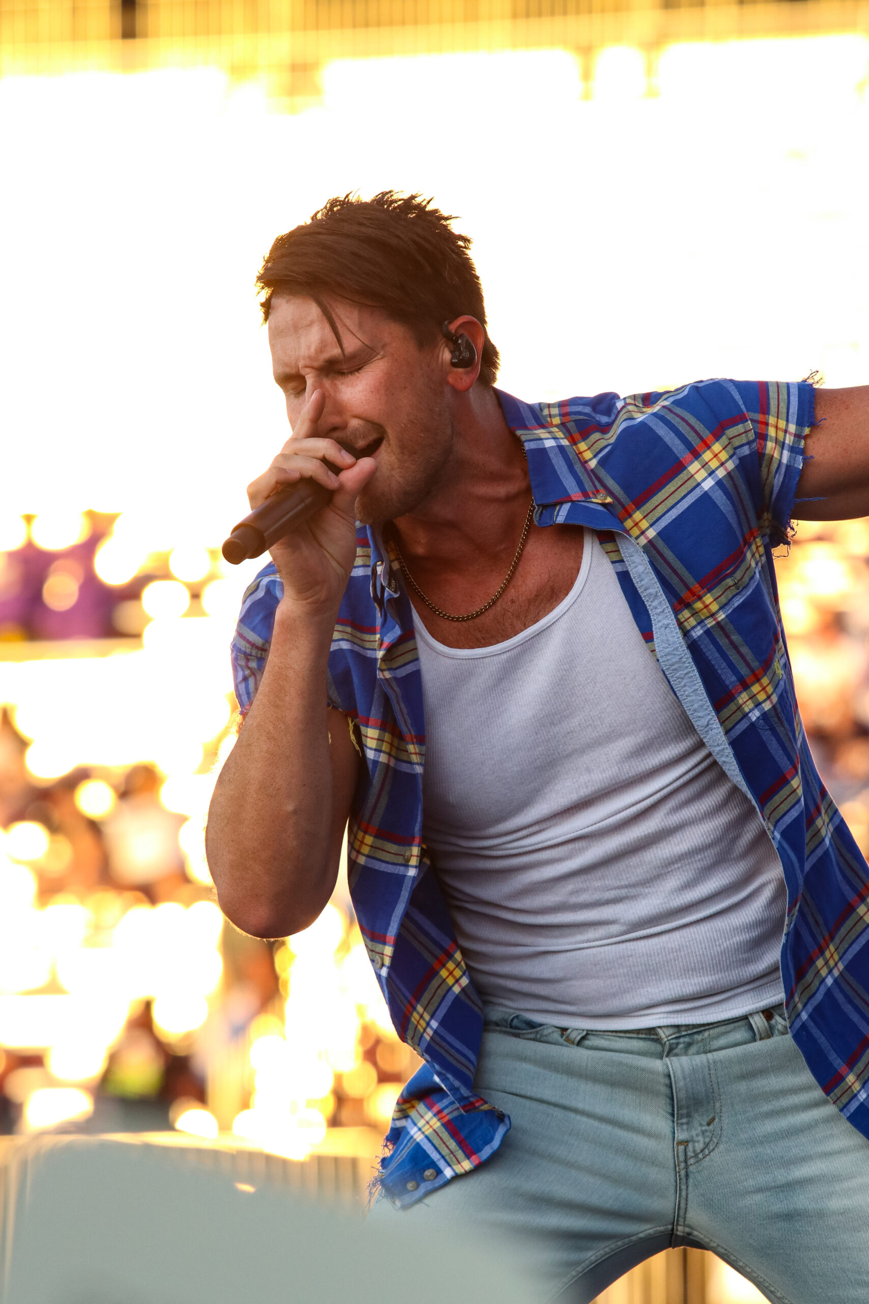 Russell Dickerson, St. George performance, Acoustic country sound, Nashville music scene, 1710x2560 HD Phone