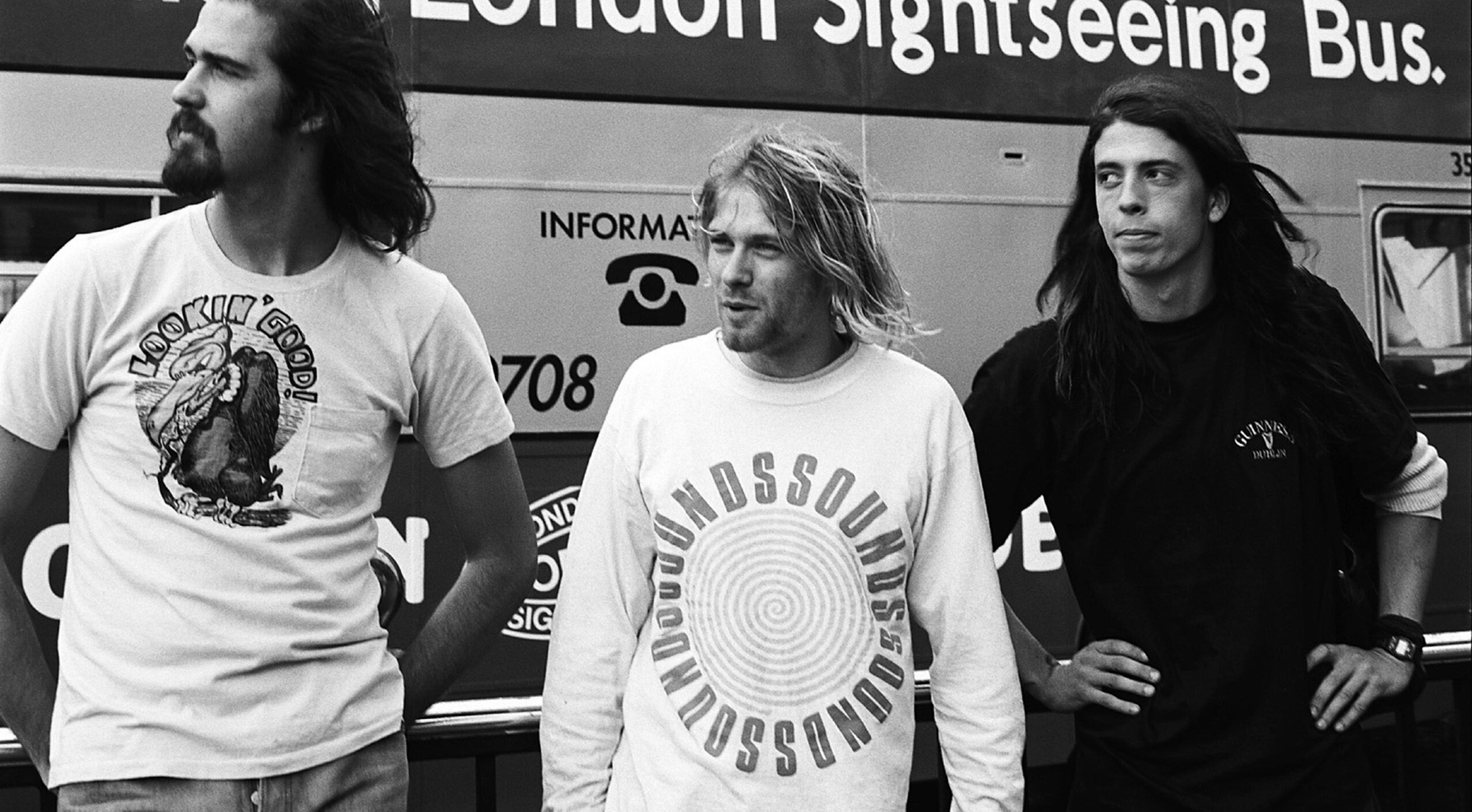 Nirvana: Kurt Cobain, Dave Grohl, Krist Novoselic, Monochrome. 2560x1410 HD Background.