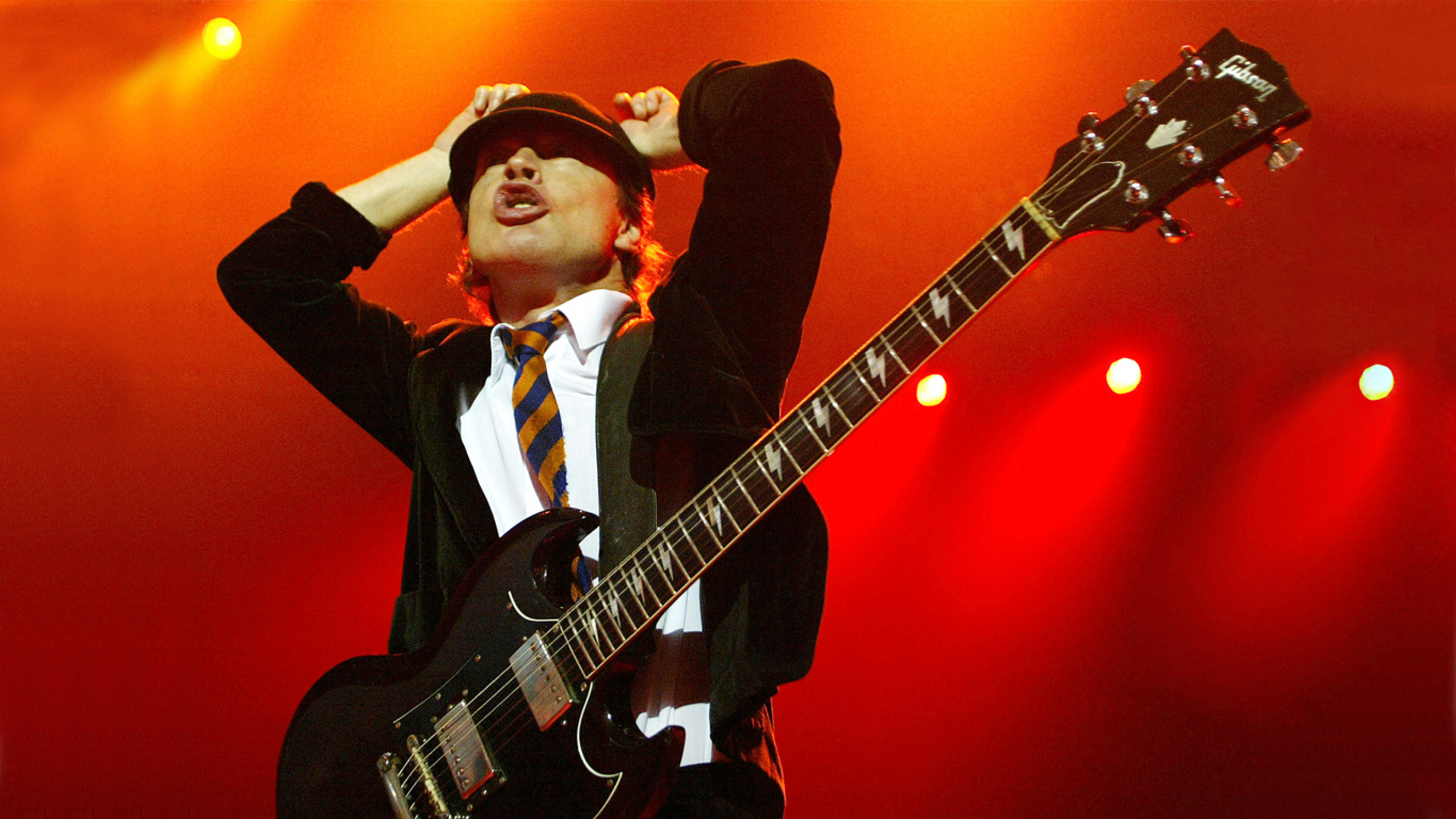 Angus Young, AC/DC guitarist, Ambient light photography, Music photography, 2560x1440 HD Desktop