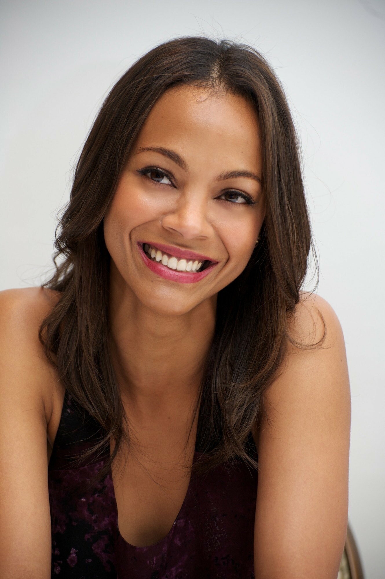 Zoe Saldana, Fashionable wallpapers, Chic style, Red carpet moments, 1330x2000 HD Phone